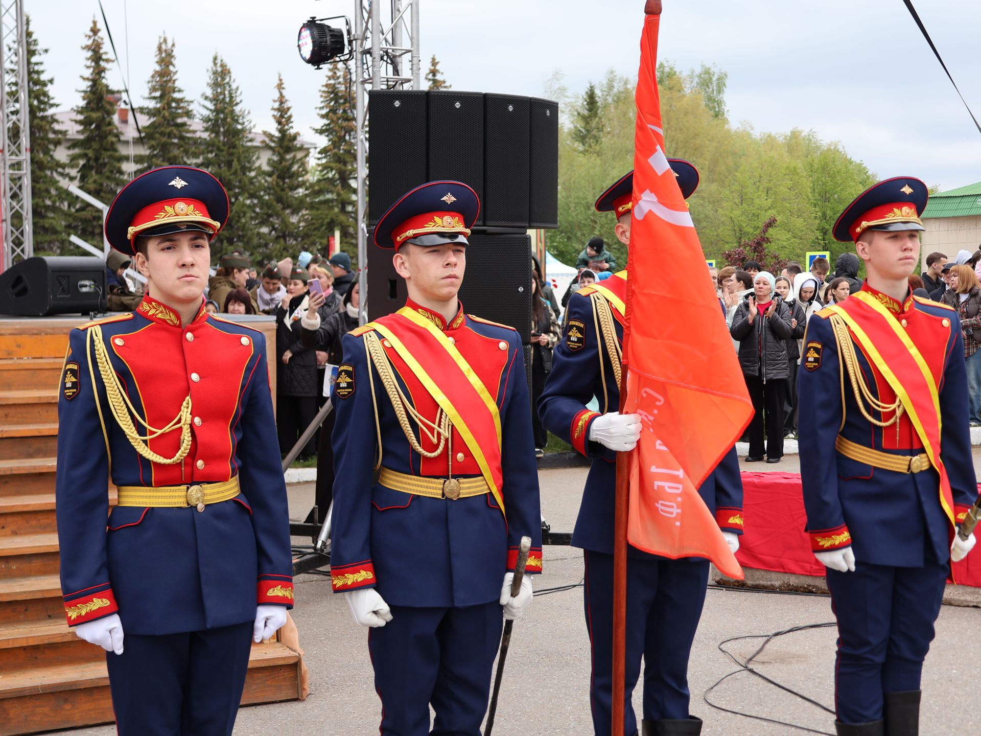 Җиңү килде җирне нурга күмеп, Шатлык белән күзне чылатып!