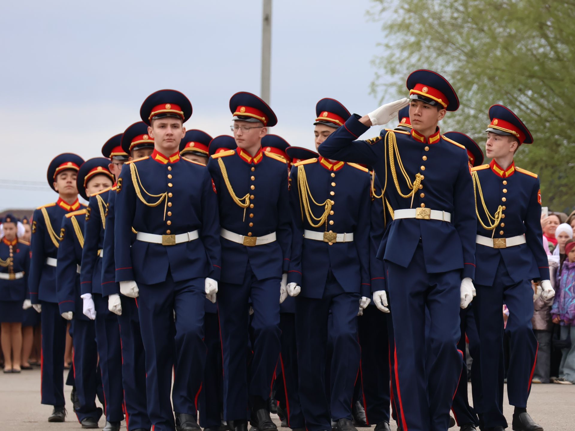 Җиңү килде җирне нурга күмеп, Шатлык белән күзне чылатып!