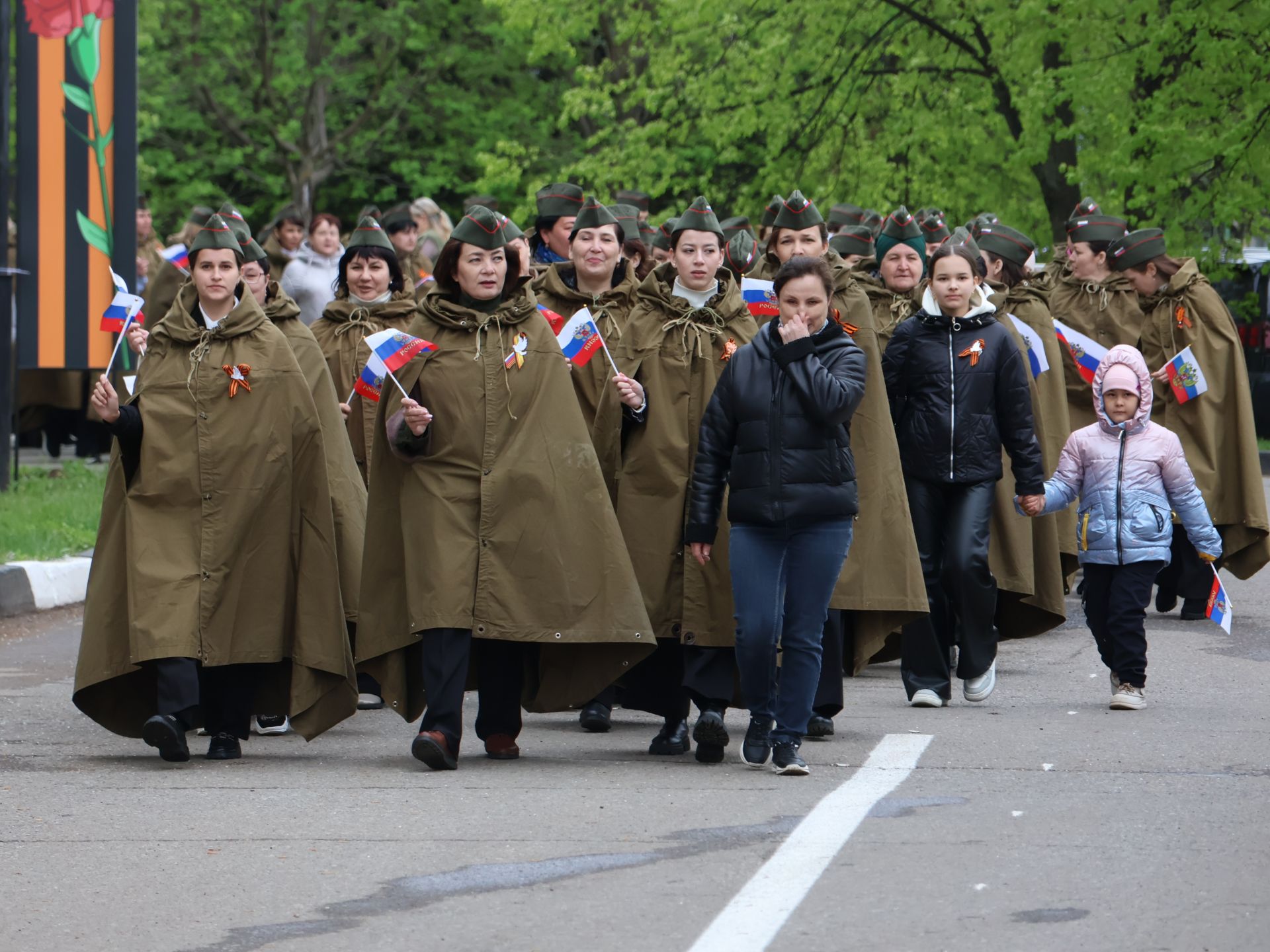 Җиңү килде җирне нурга күмеп, Шатлык белән күзне чылатып!