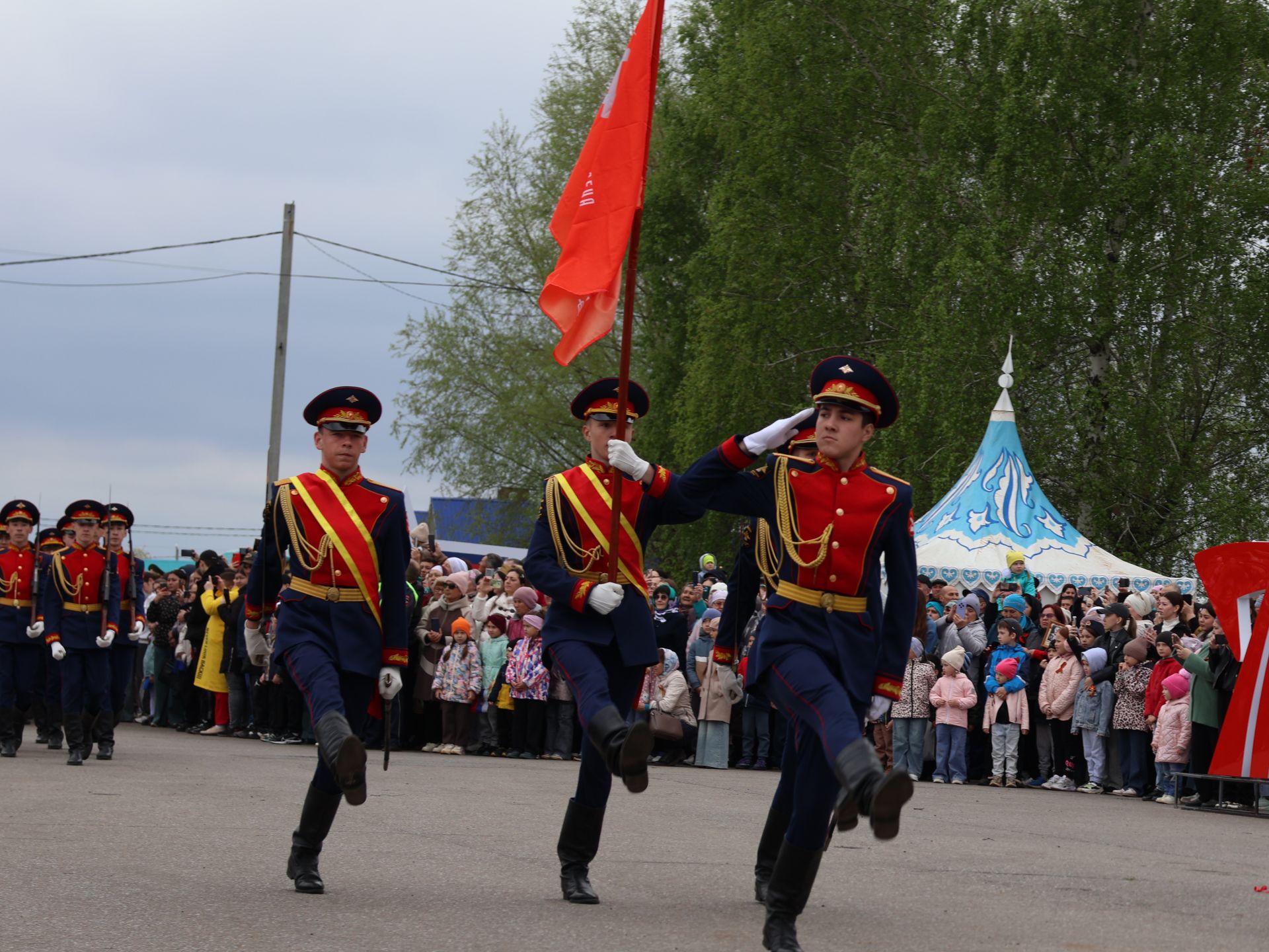 Җиңү килде җирне нурга күмеп, Шатлык белән күзне чылатып!
