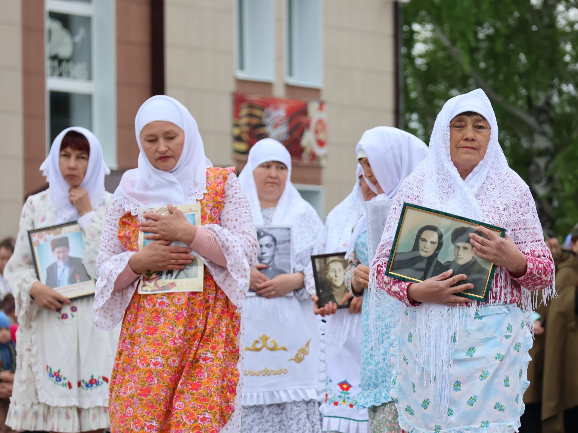 Җиңү килде җирне нурга күмеп, Шатлык белән күзне чылатып!