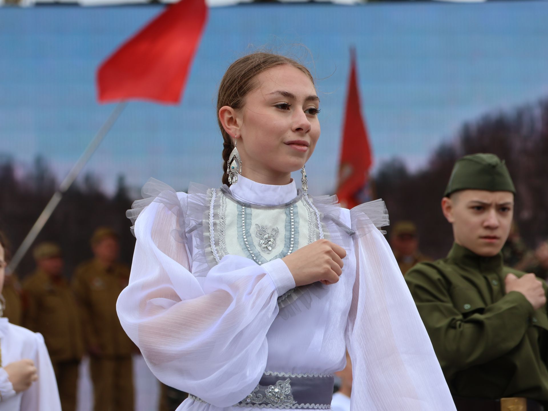 Җиңү килде җирне нурга күмеп, Шатлык белән күзне чылатып!