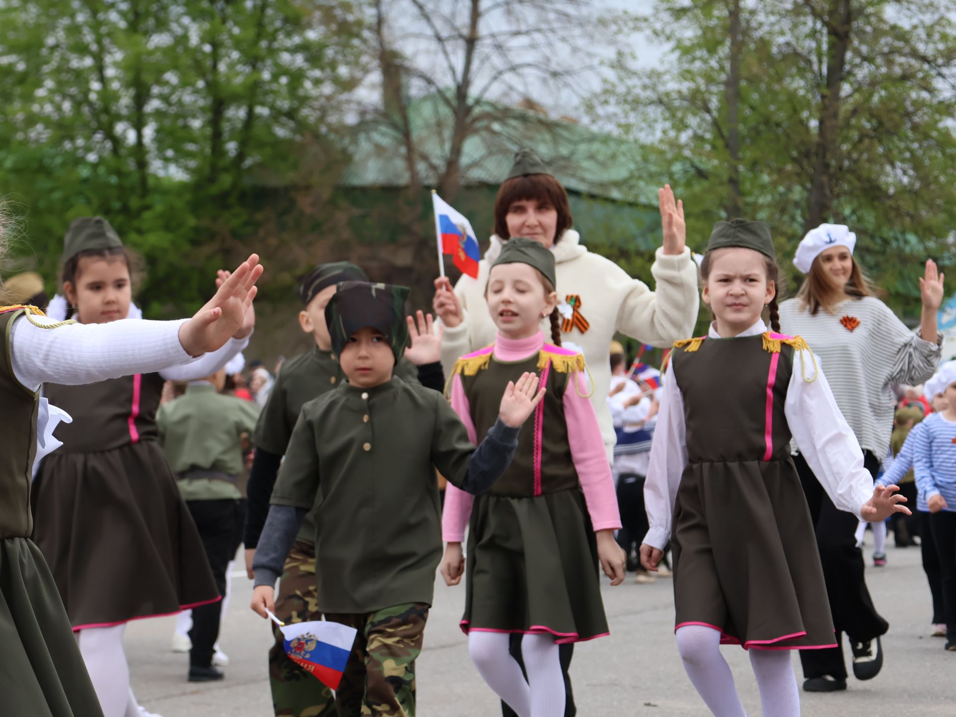 Җиңү килде җирне нурга күмеп, Шатлык белән күзне чылатып!