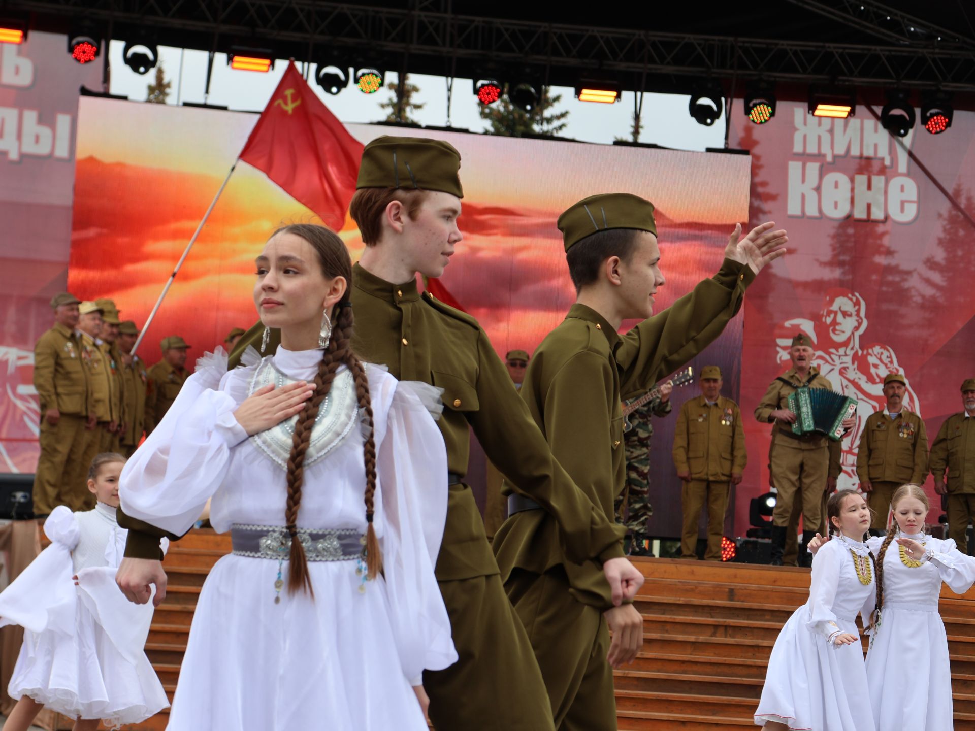 Җиңү килде җирне нурга күмеп, Шатлык белән күзне чылатып!