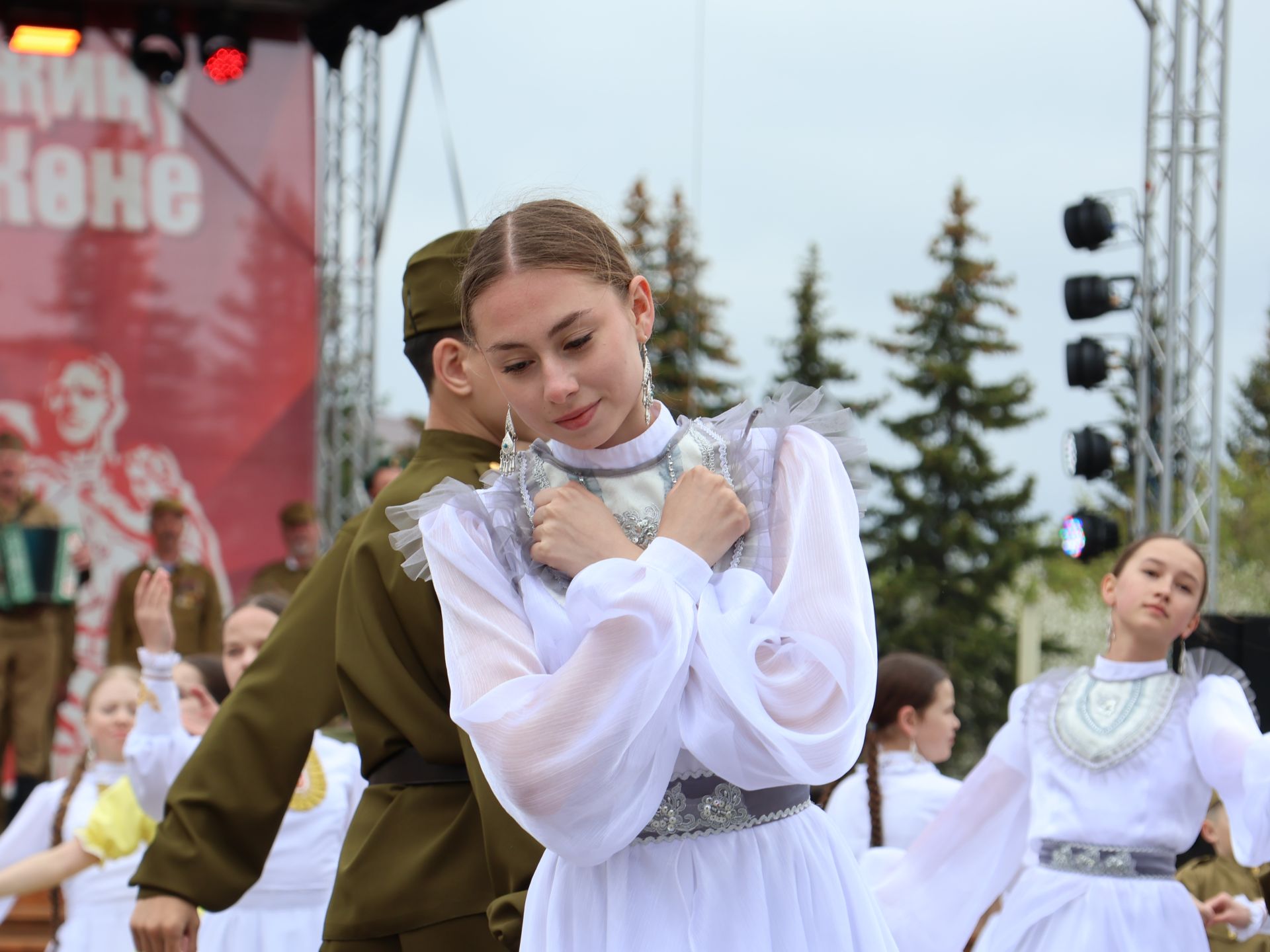 Җиңү килде җирне нурга күмеп, Шатлык белән күзне чылатып!