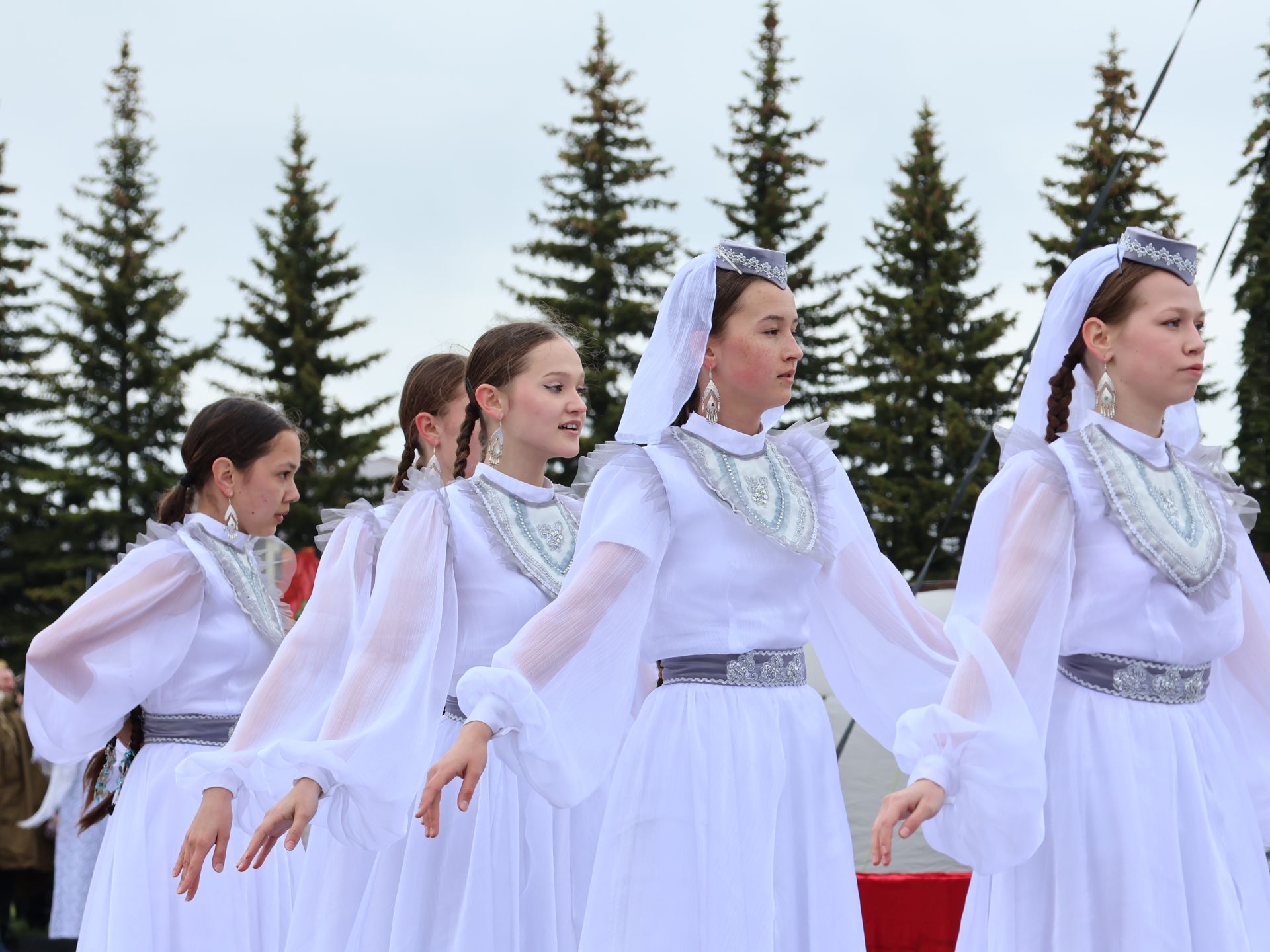 Җиңү килде җирне нурга күмеп, Шатлык белән күзне чылатып!