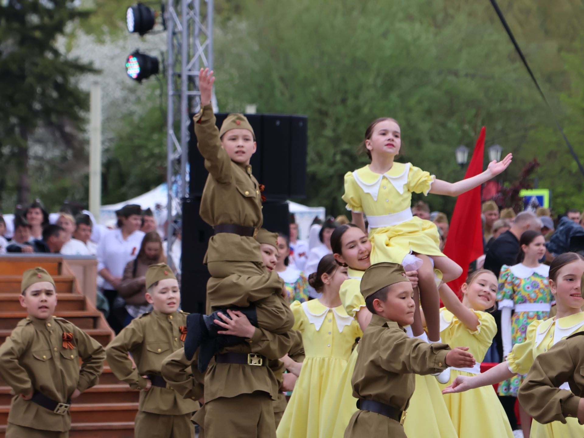 Җиңү килде җирне нурга күмеп, Шатлык белән күзне чылатып!