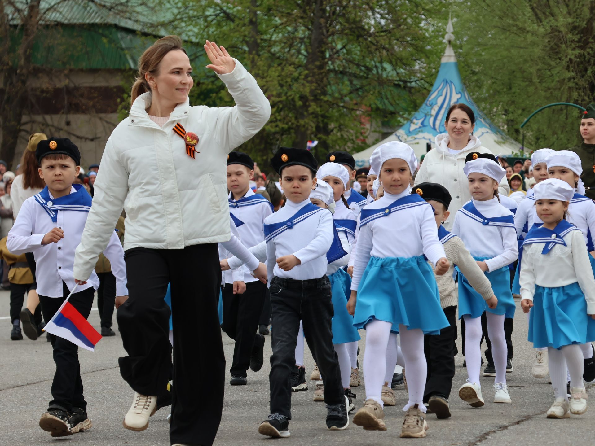 Җиңү килде җирне нурга күмеп, Шатлык белән күзне чылатып!