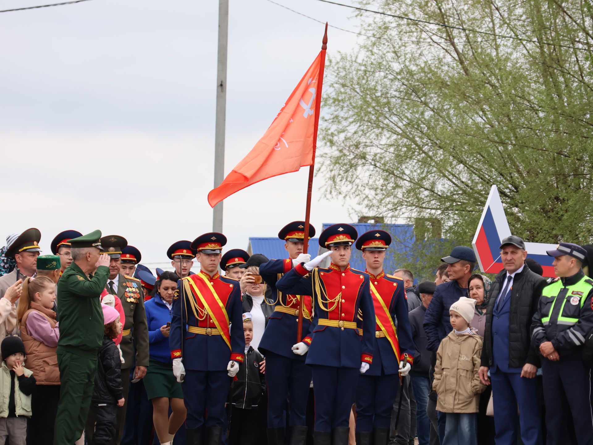 Җиңү килде җирне нурга күмеп, Шатлык белән күзне чылатып!
