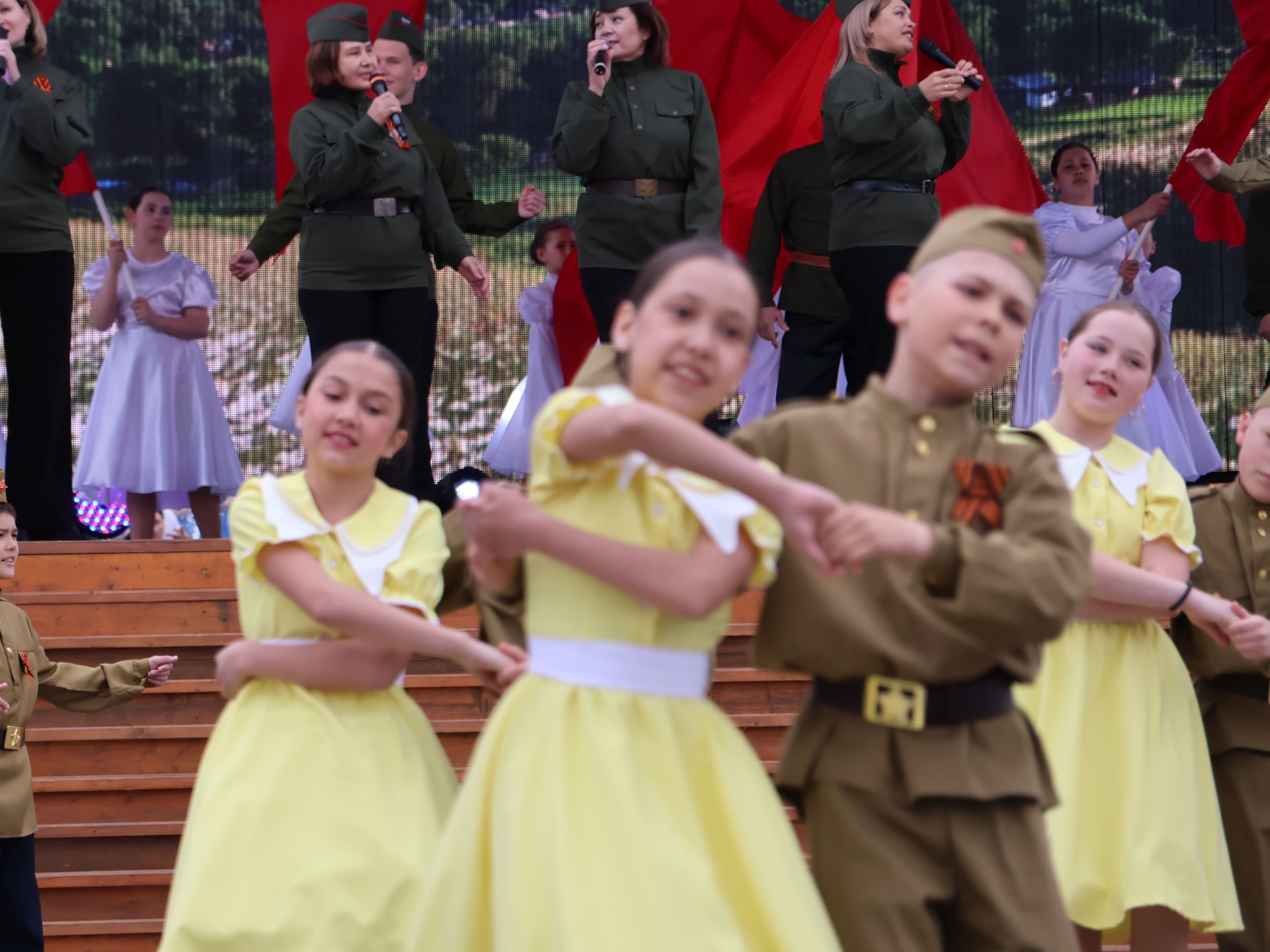Җиңү килде җирне нурга күмеп, Шатлык белән күзне чылатып!
