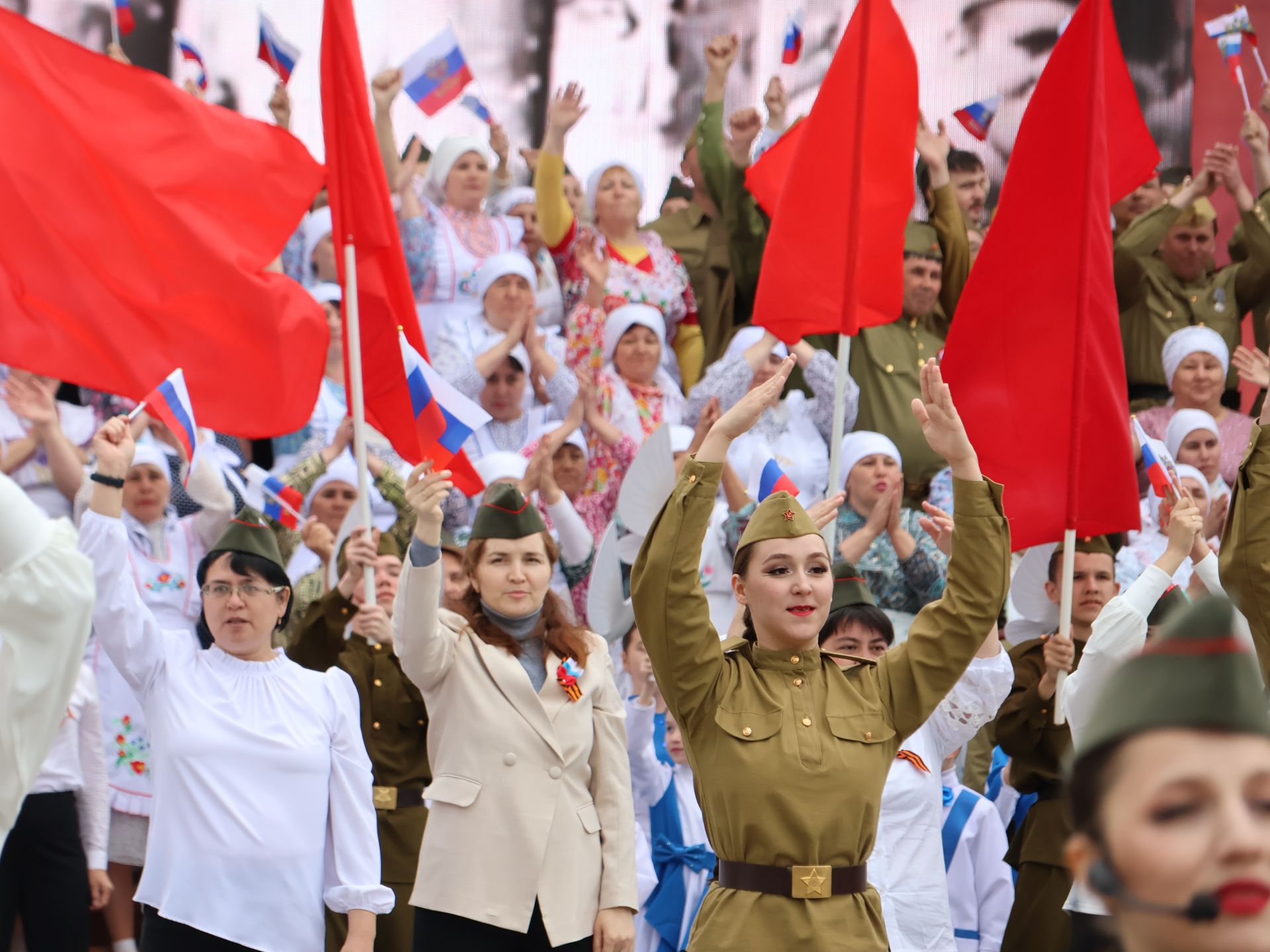 Җиңү килде җирне нурга күмеп, Шатлык белән күзне чылатып!