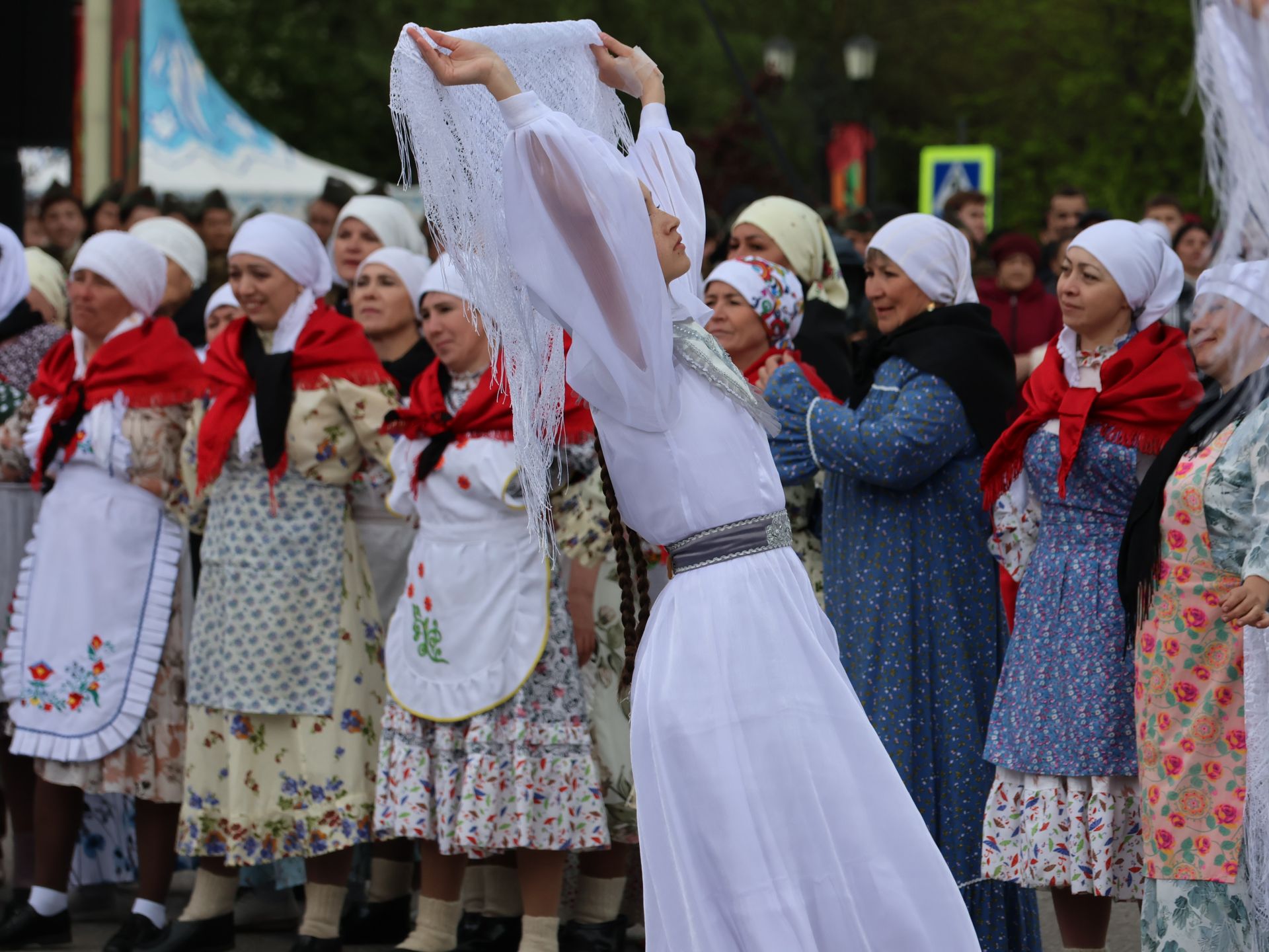 Җиңү килде җирне нурга күмеп, Шатлык белән күзне чылатып!