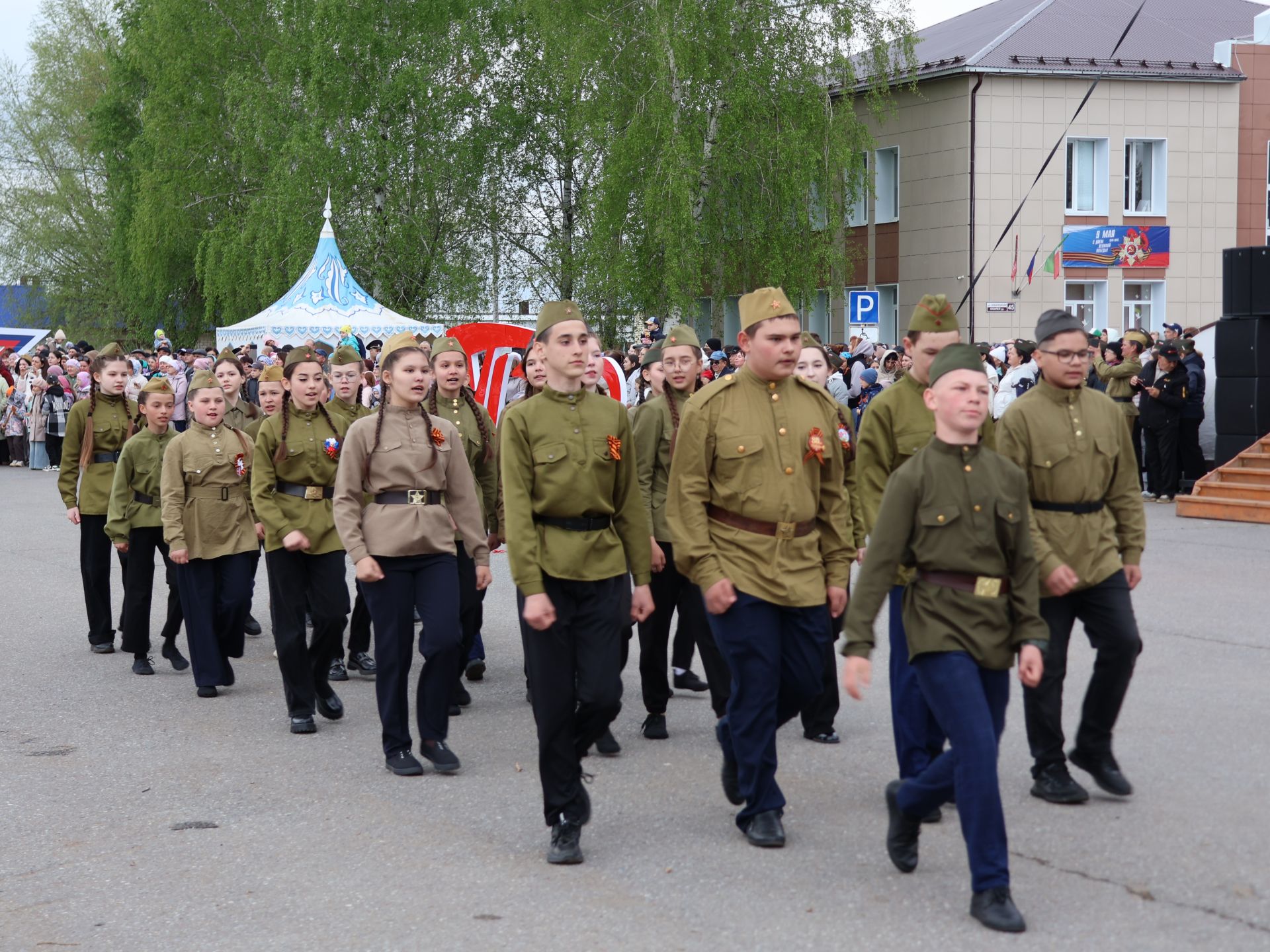 Җиңү килде җирне нурга күмеп, Шатлык белән күзне чылатып!