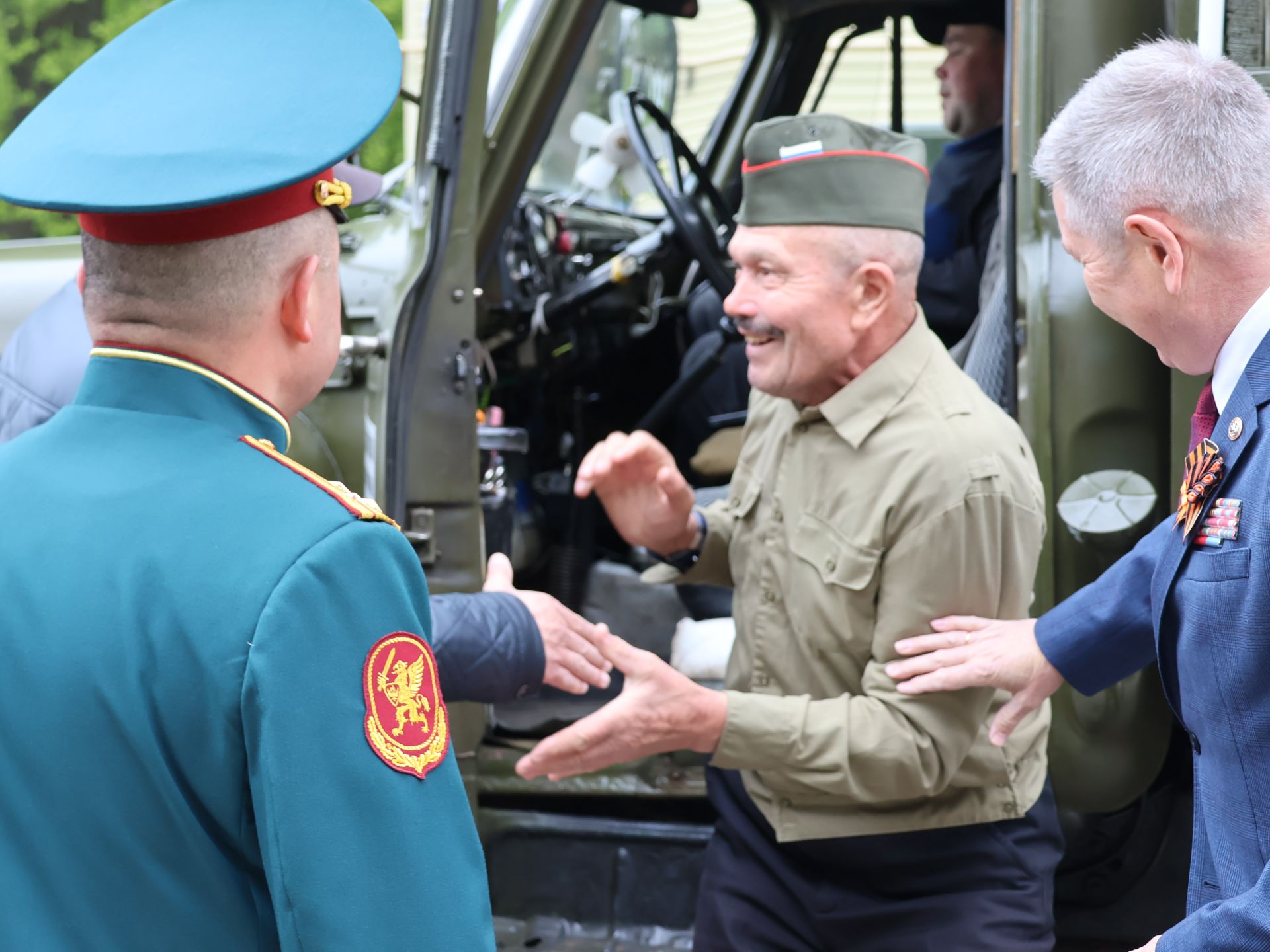 Җиңү килде җирне нурга күмеп, Шатлык белән күзне чылатып!