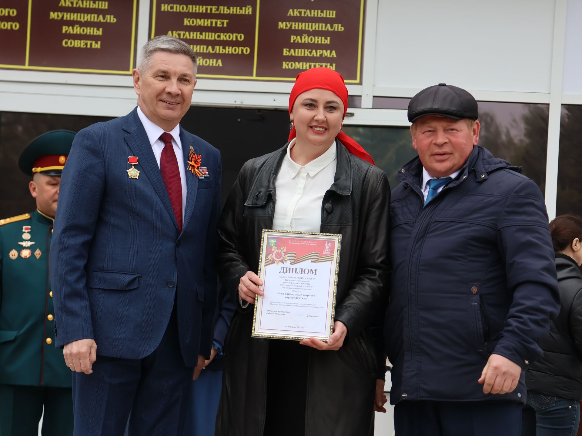 Җиңү килде җирне нурга күмеп, Шатлык белән күзне чылатып!