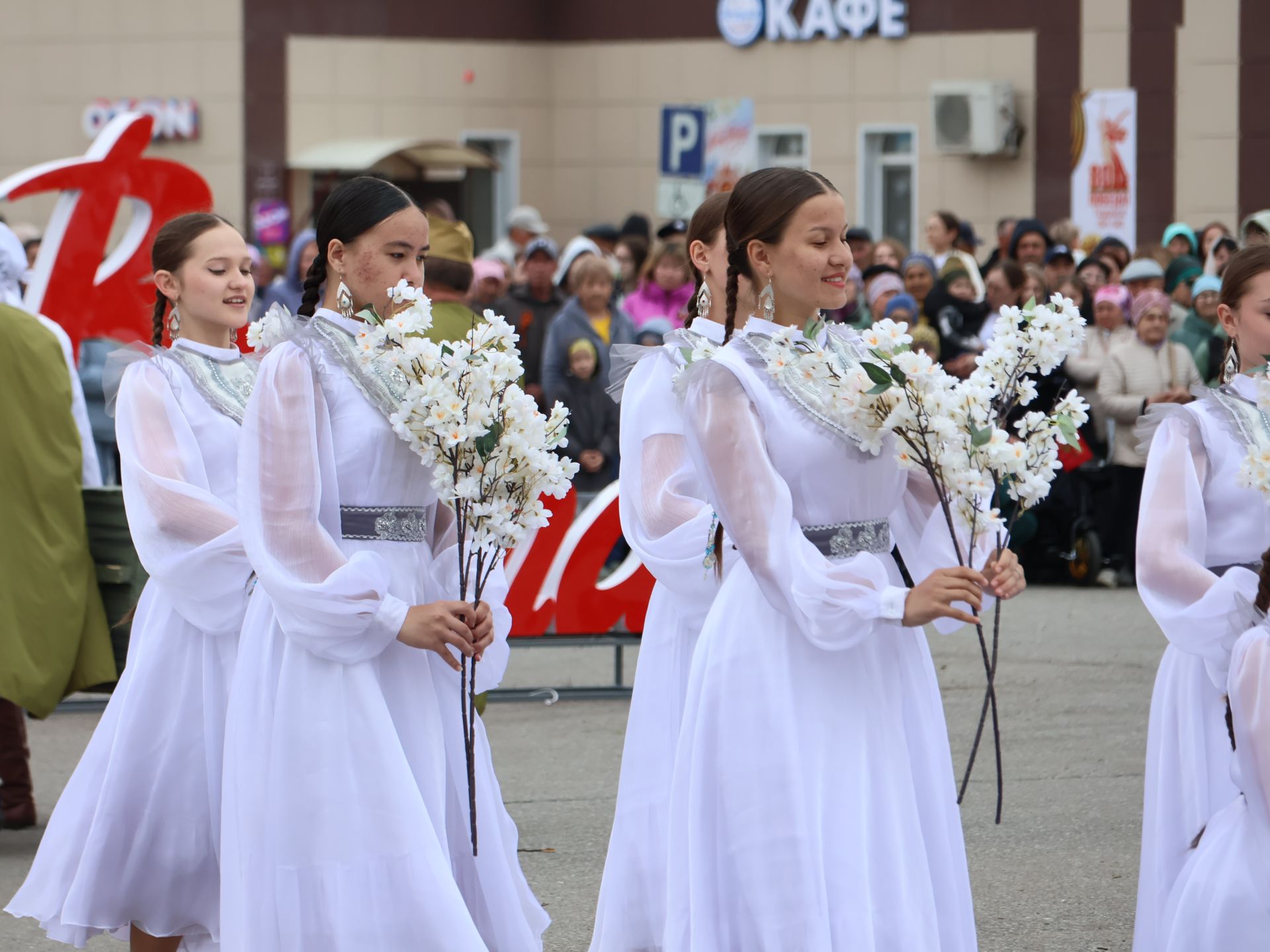 Җиңү килде җирне нурга күмеп, Шатлык белән күзне чылатып!