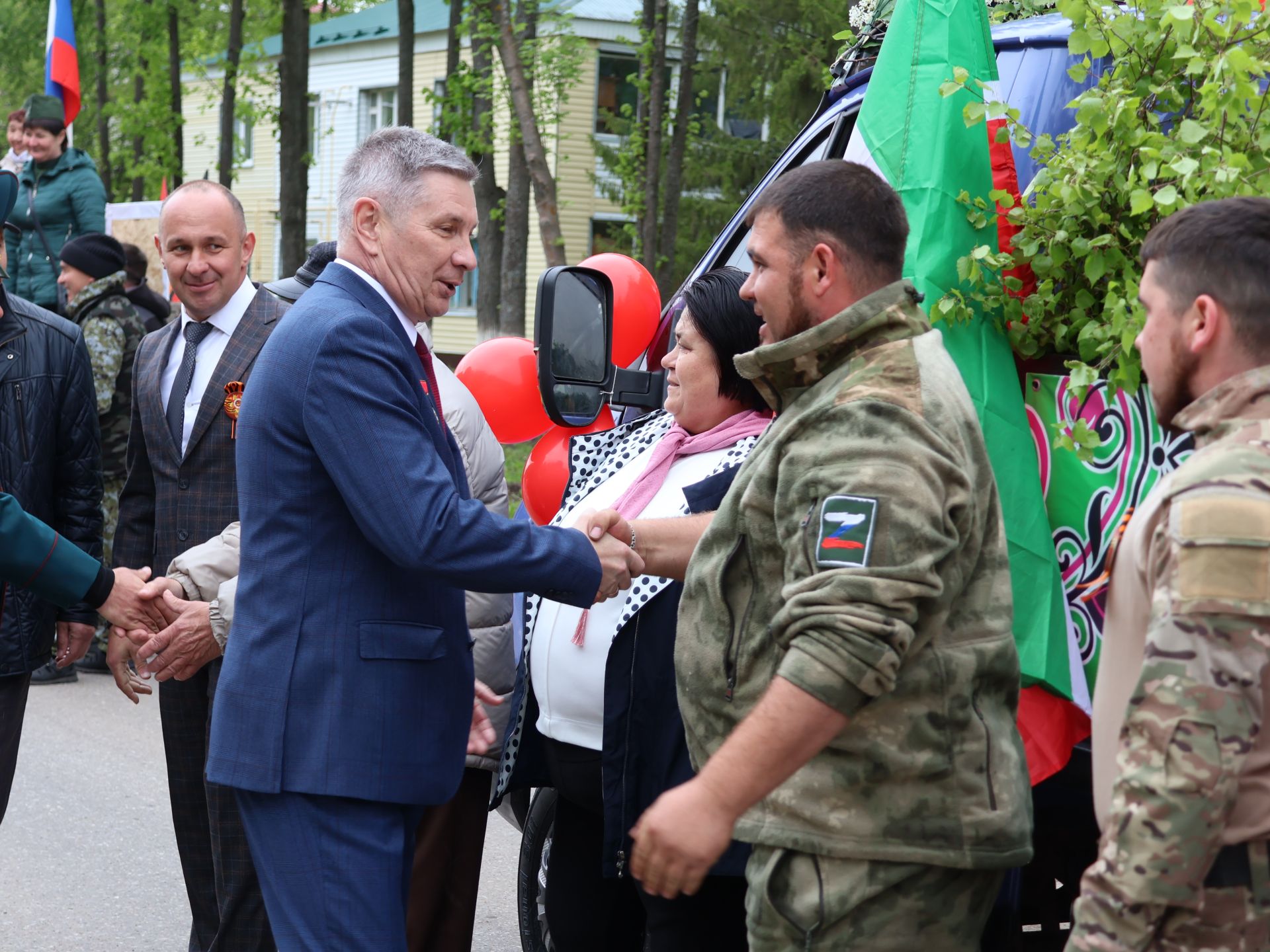 Җиңү килде җирне нурга күмеп, Шатлык белән күзне чылатып!