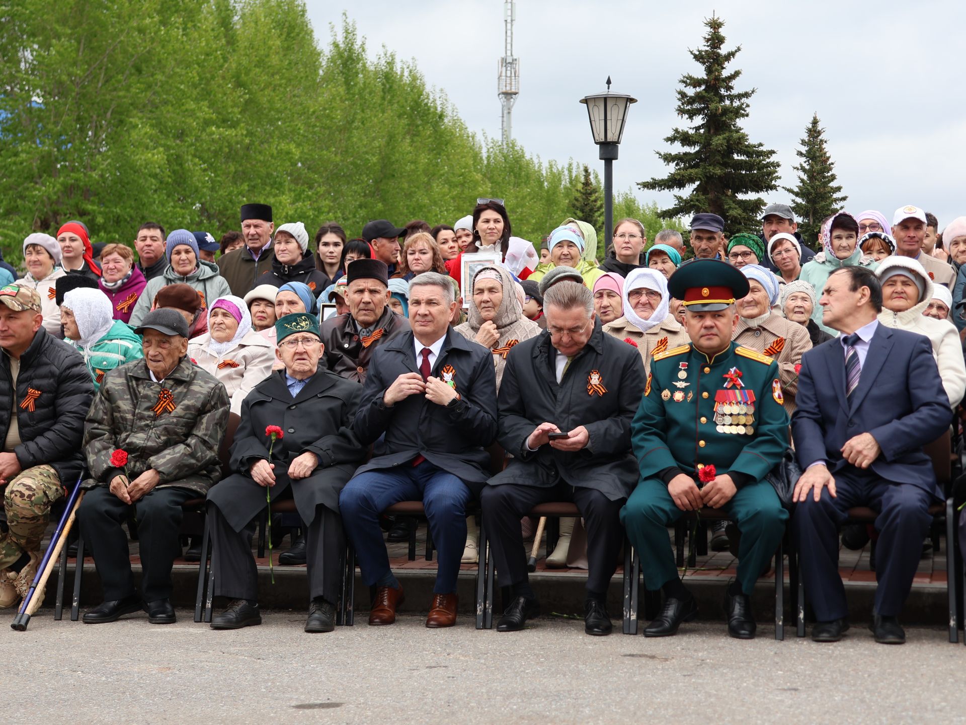 Җиңү килде җирне нурга күмеп, Шатлык белән күзне чылатып!