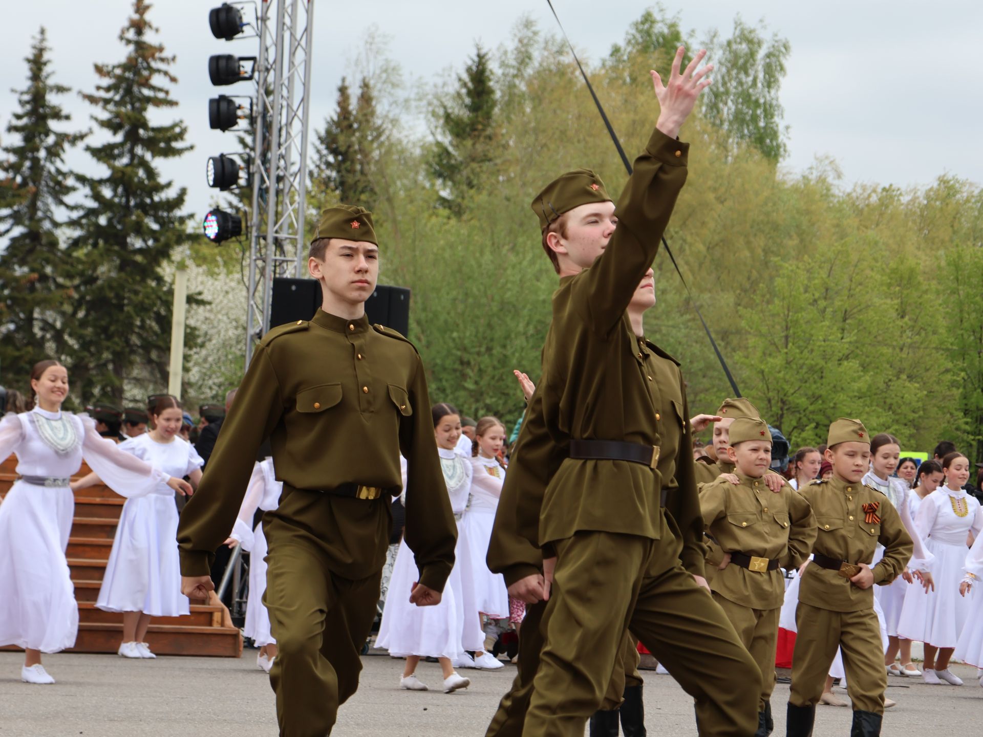 Җиңү килде җирне нурга күмеп, Шатлык белән күзне чылатып!