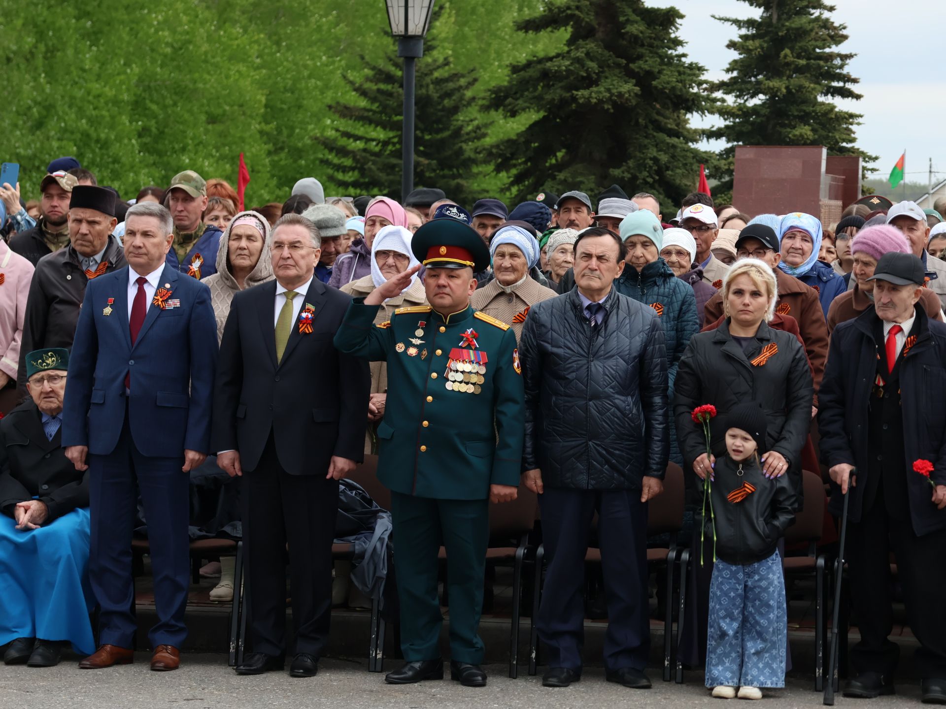 Җиңү килде җирне нурга күмеп, Шатлык белән күзне чылатып!