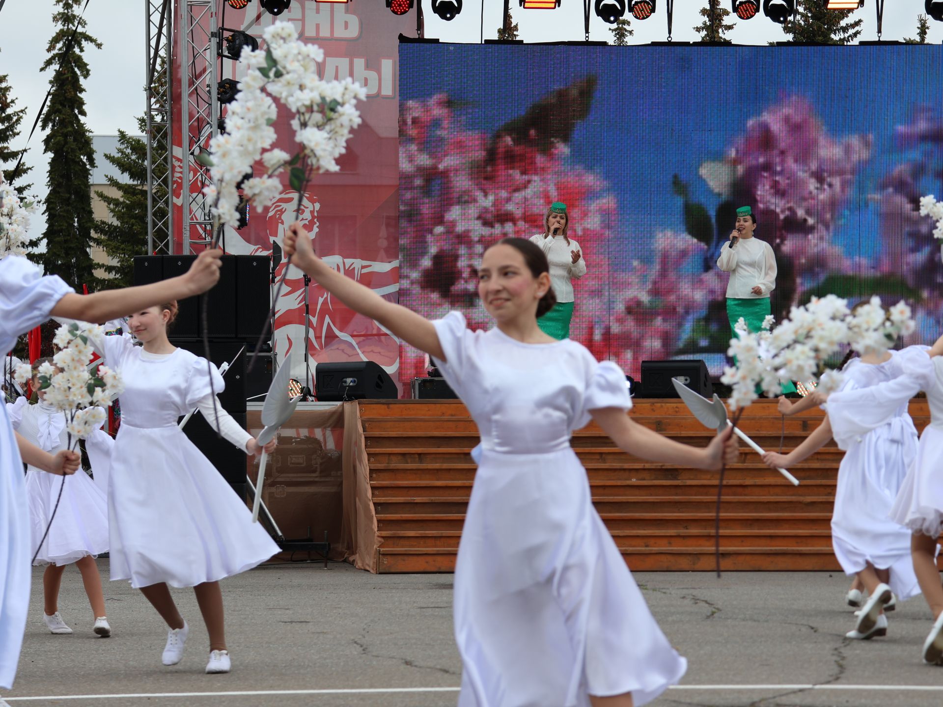 Җиңү килде җирне нурга күмеп, Шатлык белән күзне чылатып!