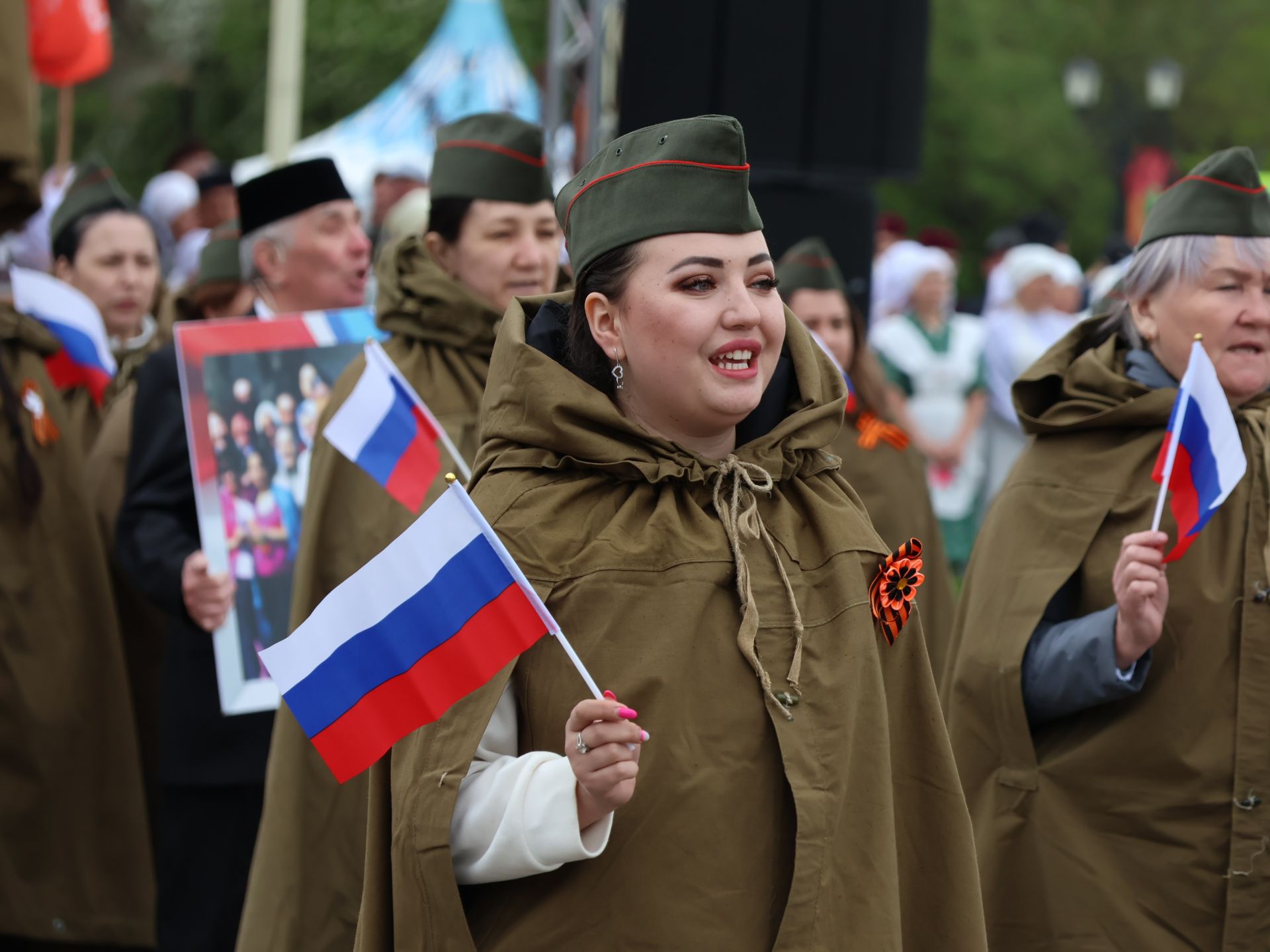 Җиңү килде җирне нурга күмеп, Шатлык белән күзне чылатып!