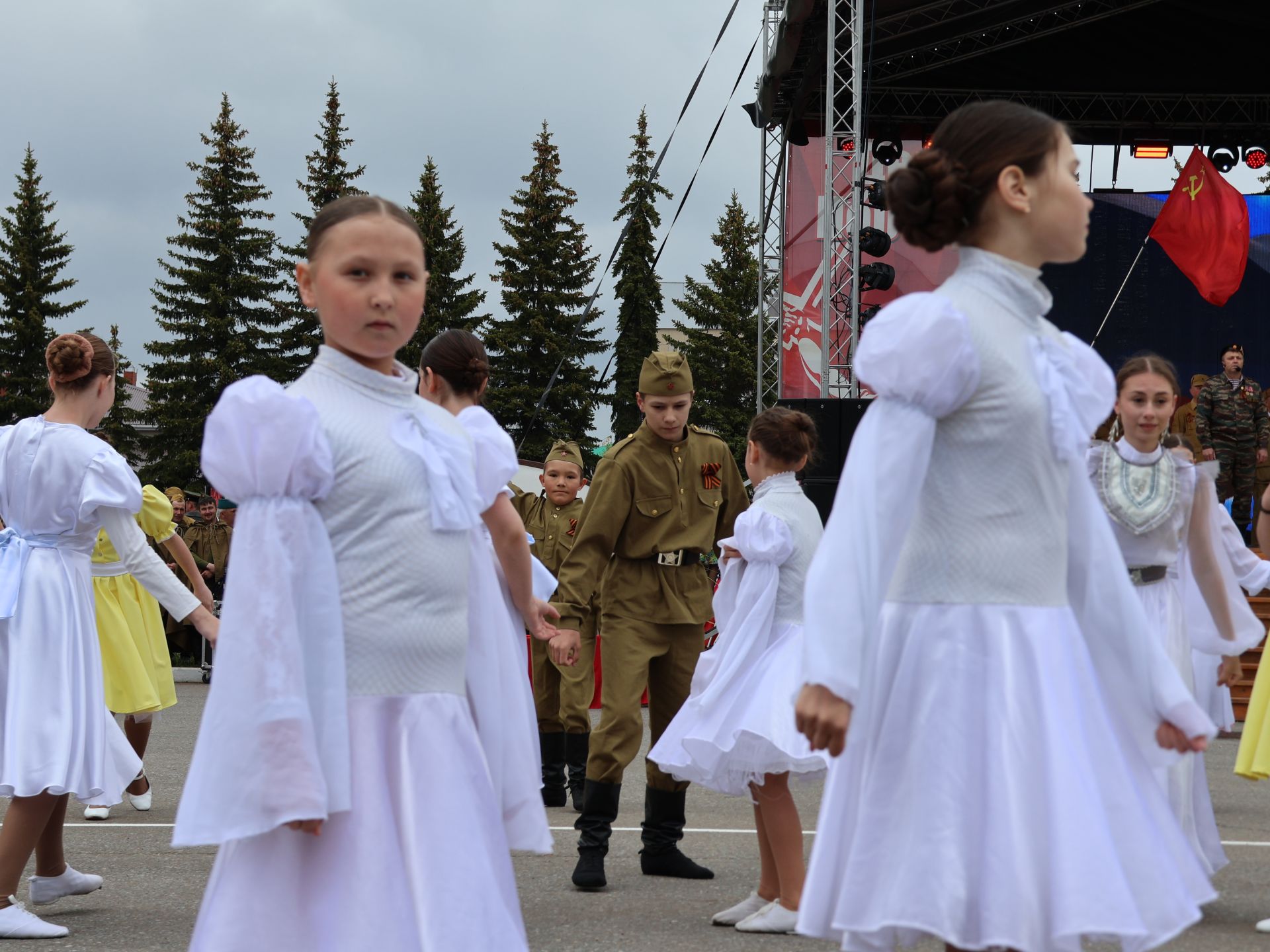 Җиңү килде җирне нурга күмеп, Шатлык белән күзне чылатып!