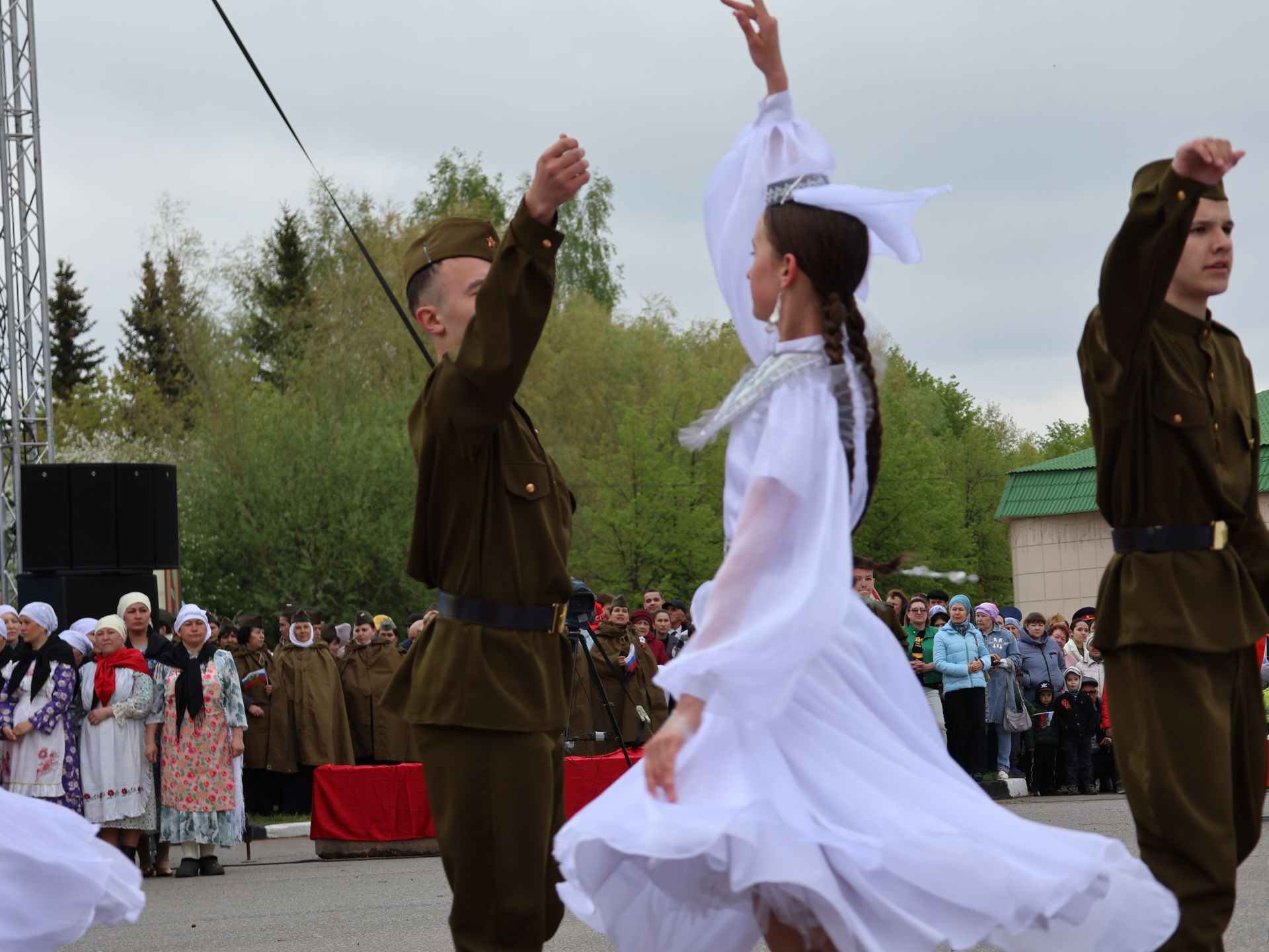 Җиңү килде җирне нурга күмеп, Шатлык белән күзне чылатып!