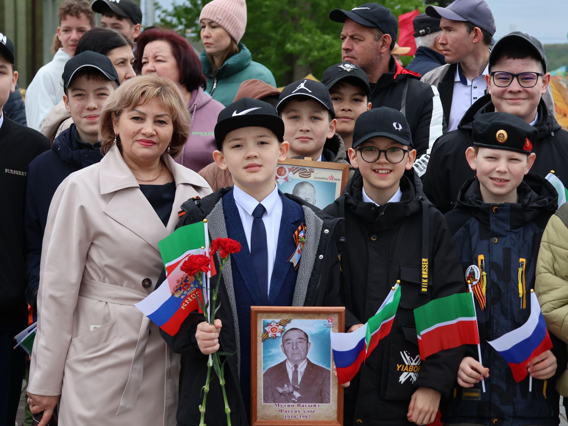 Җиңү килде җирне нурга күмеп, Шатлык белән күзне чылатып!
