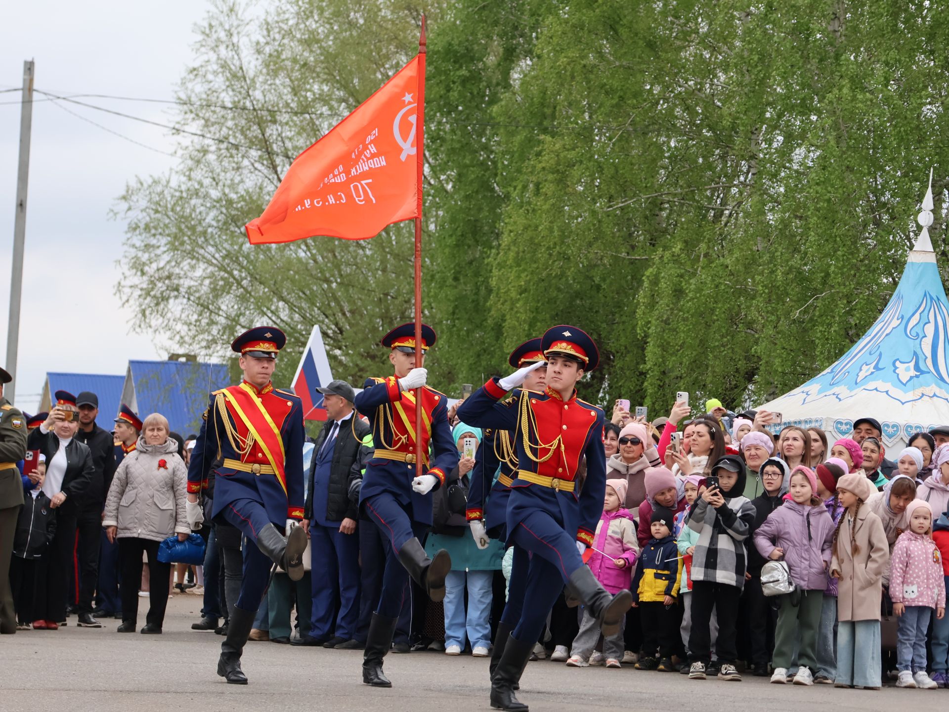 Җиңү килде җирне нурга күмеп, Шатлык белән күзне чылатып!