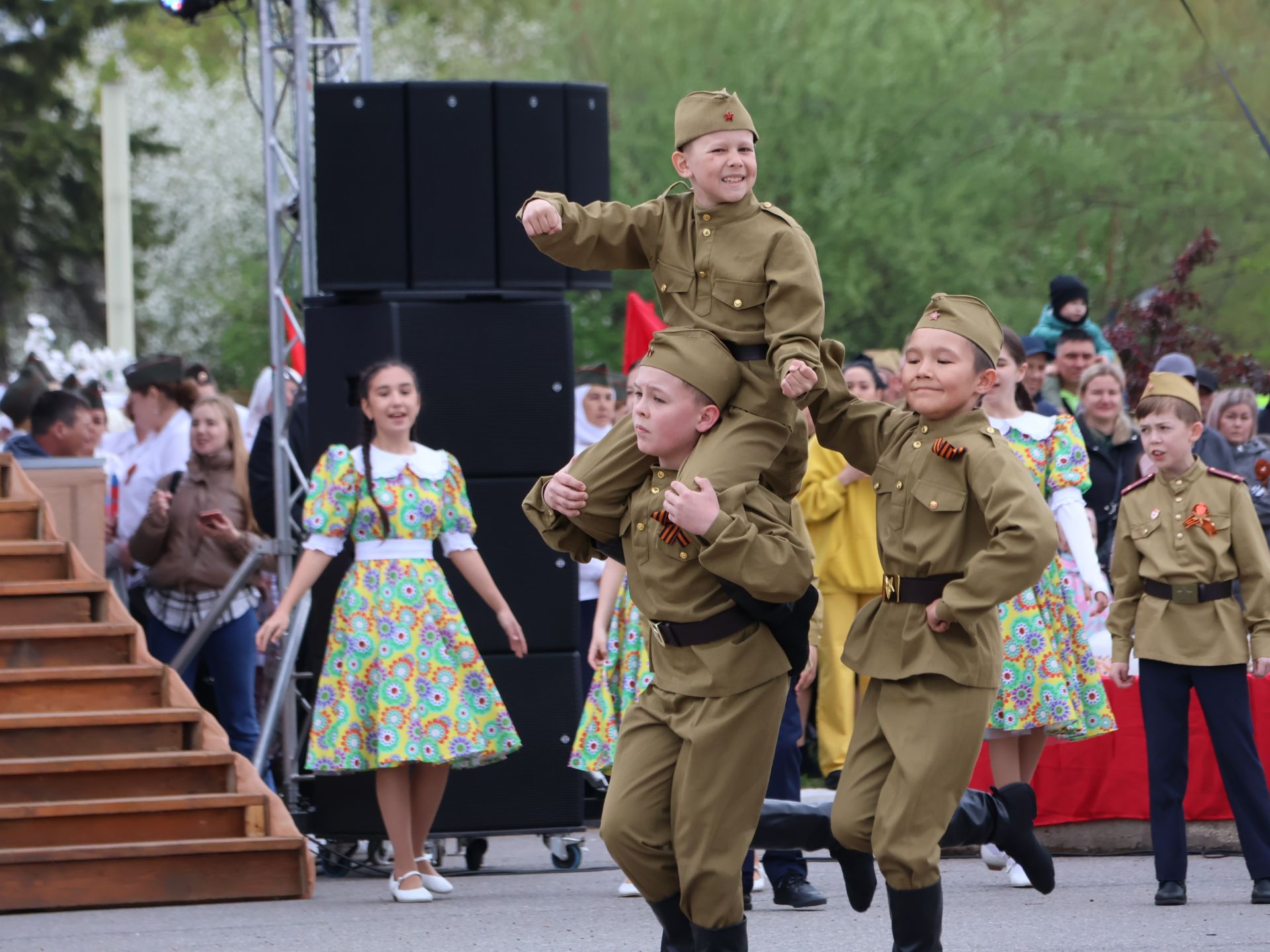 Җиңү килде җирне нурга күмеп, Шатлык белән күзне чылатып!