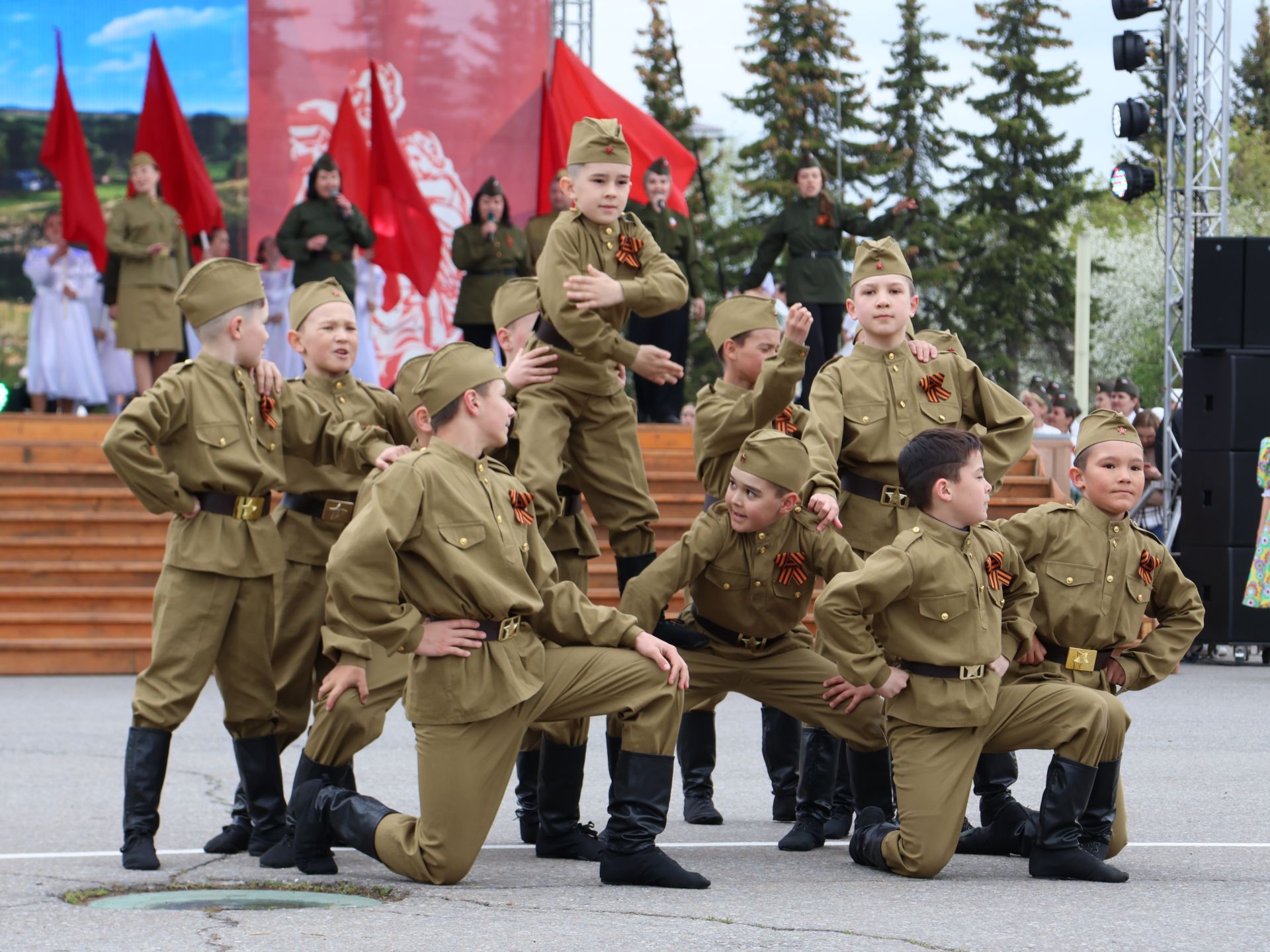 Җиңү килде җирне нурга күмеп, Шатлык белән күзне чылатып!