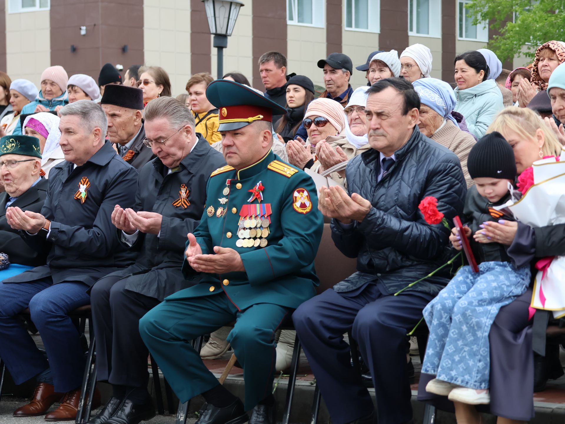 Җиңү килде җирне нурга күмеп, Шатлык белән күзне чылатып!