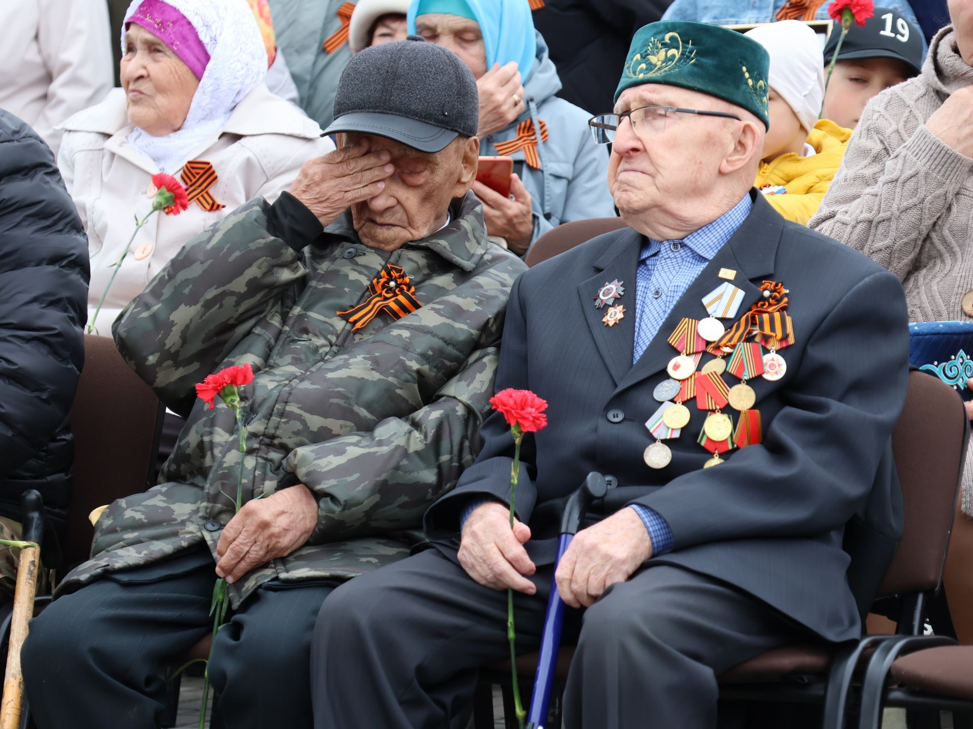 Җиңү килде җирне нурга күмеп, Шатлык белән күзне чылатып!
