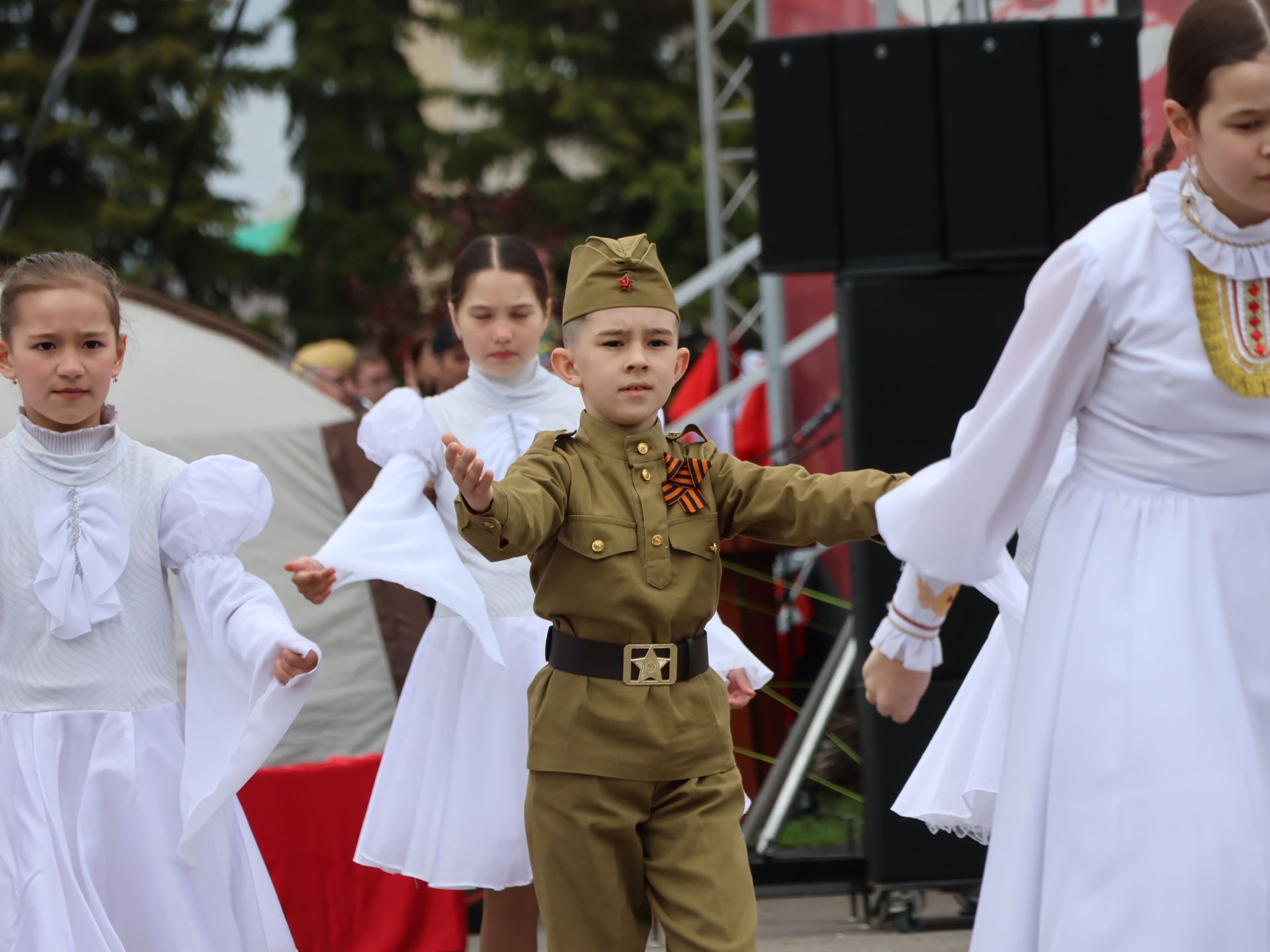 Җиңү килде җирне нурга күмеп, Шатлык белән күзне чылатып!