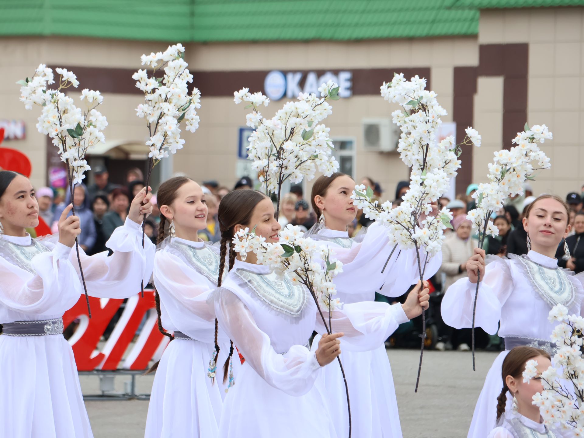 Җиңү килде җирне нурга күмеп, Шатлык белән күзне чылатып!