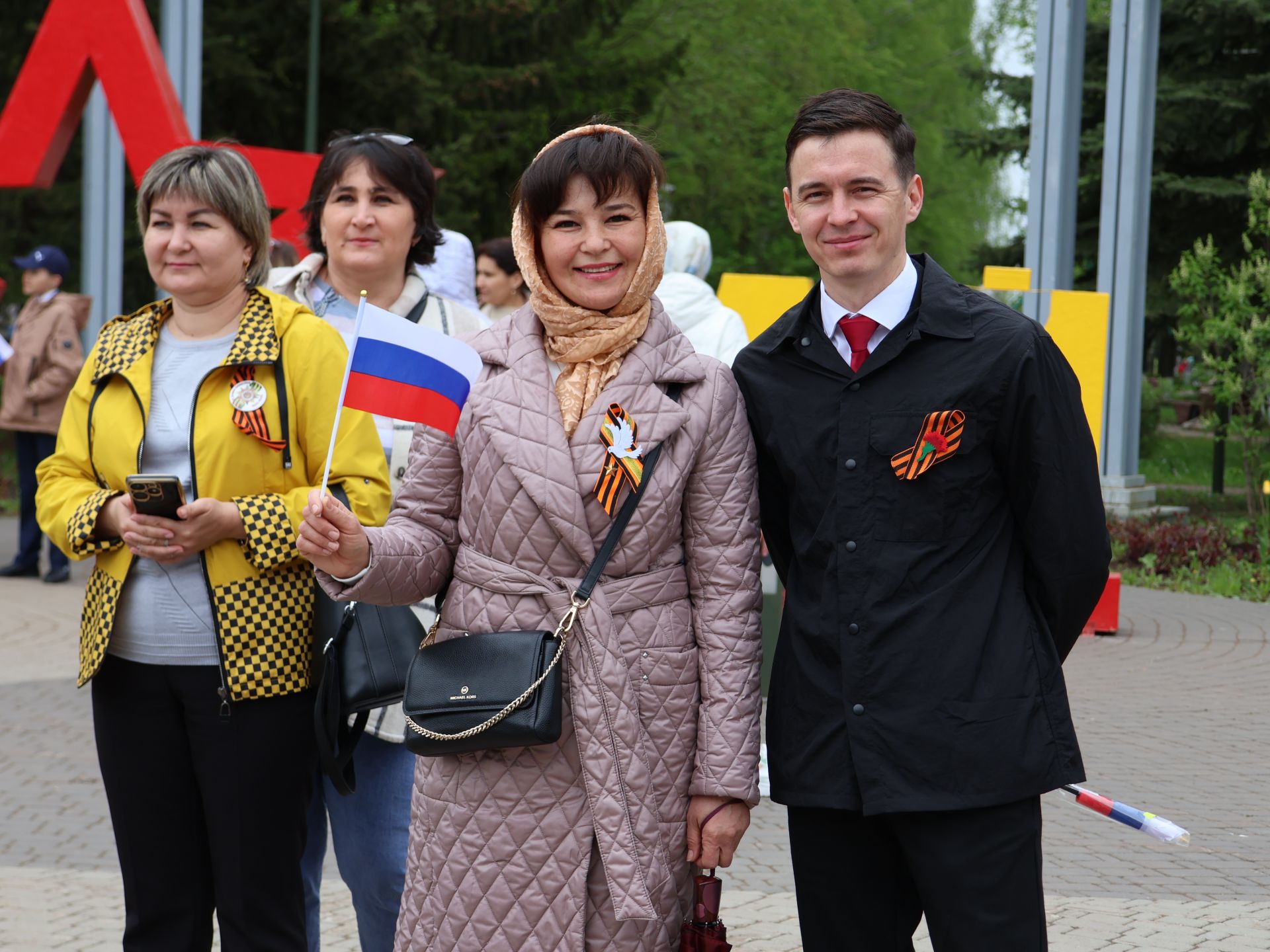 Җиңү килде җирне нурга күмеп, Шатлык белән күзне чылатып!
