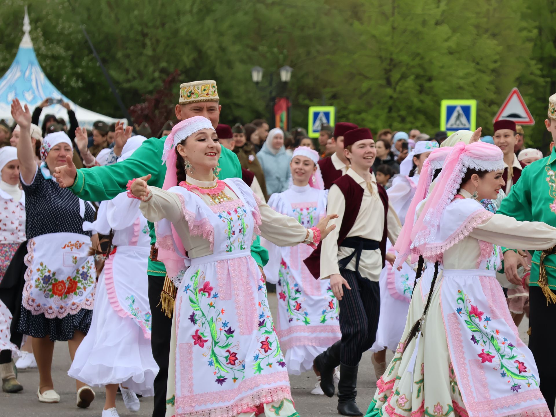 Җиңү килде җирне нурга күмеп, Шатлык белән күзне чылатып!