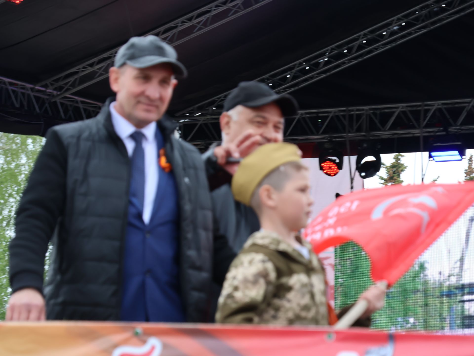 Җиңү килде җирне нурга күмеп, Шатлык белән күзне чылатып!