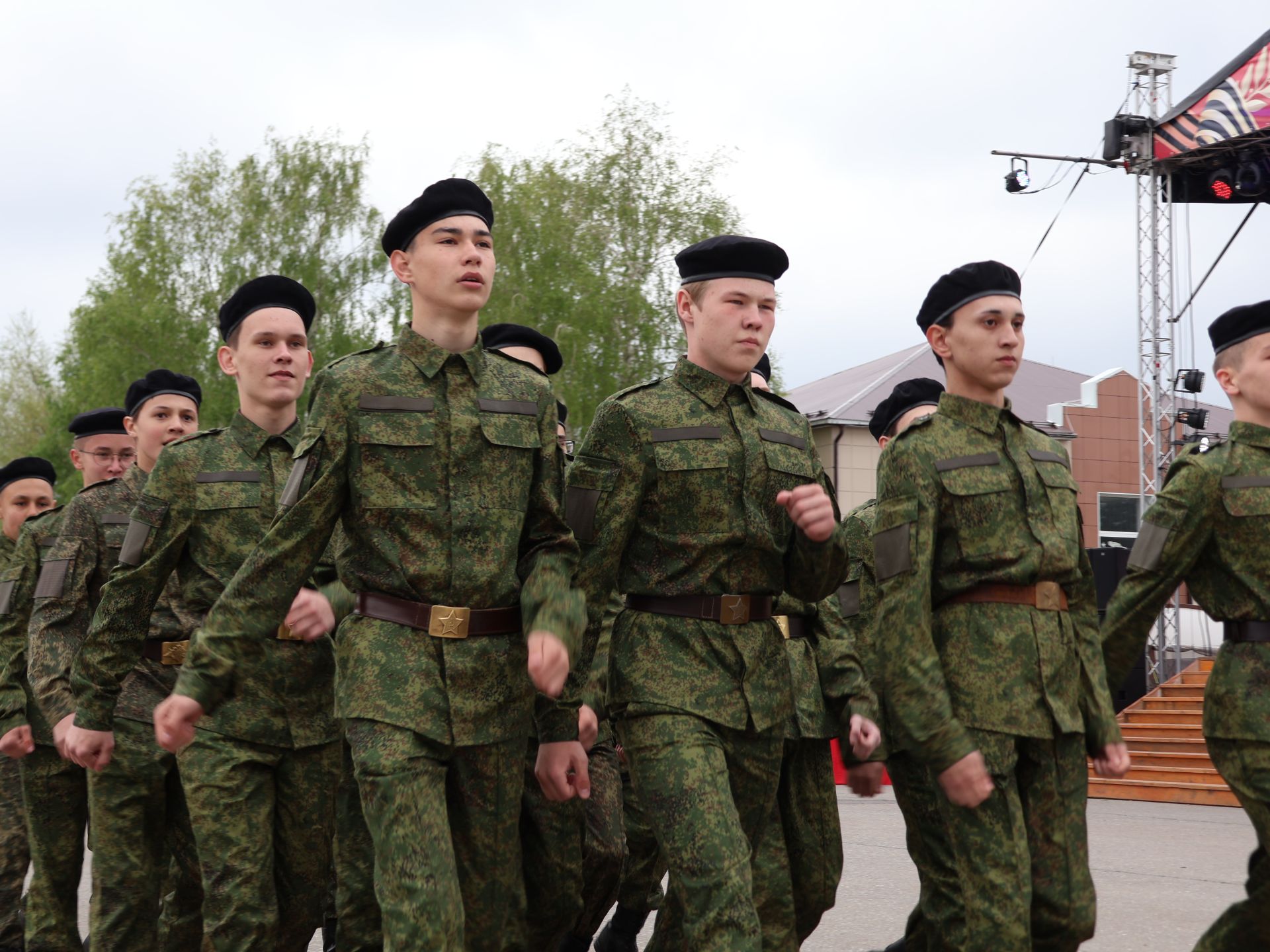 Җиңү килде җирне нурга күмеп, Шатлык белән күзне чылатып!