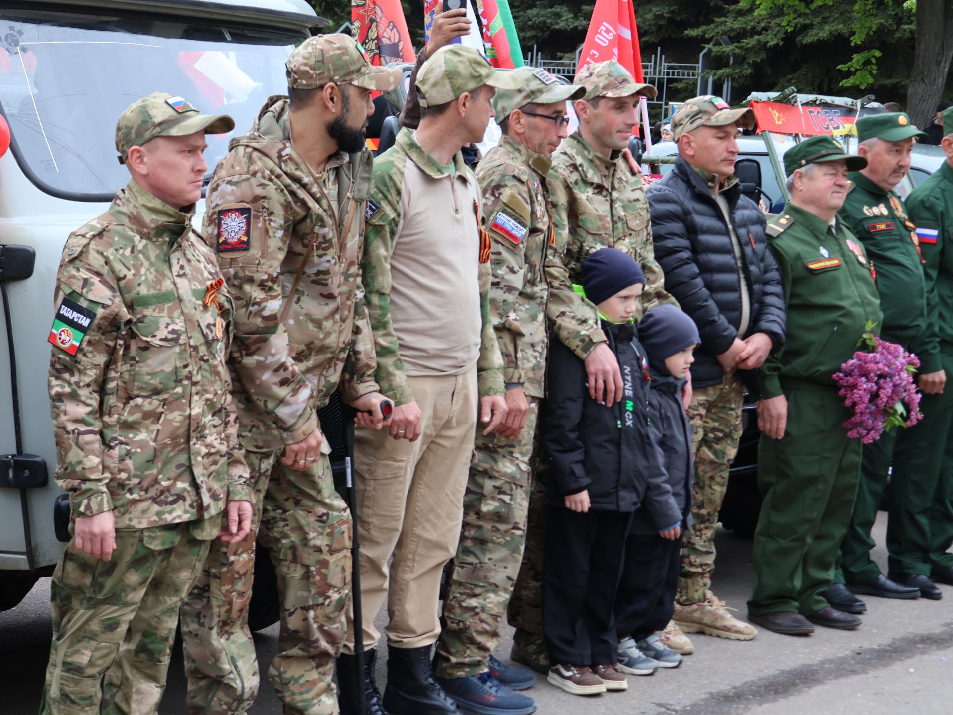 Җиңү килде җирне нурга күмеп, Шатлык белән күзне чылатып!