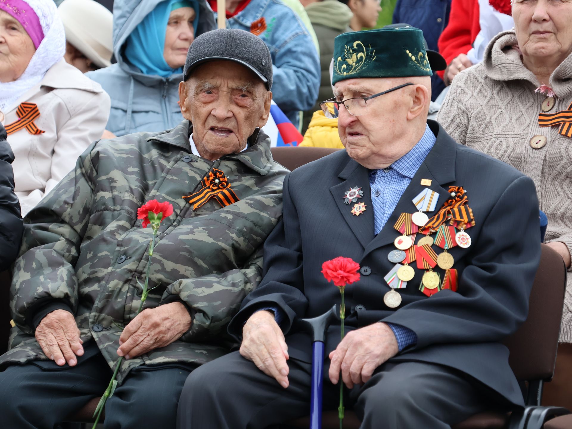Җиңү килде җирне нурга күмеп, Шатлык белән күзне чылатып!