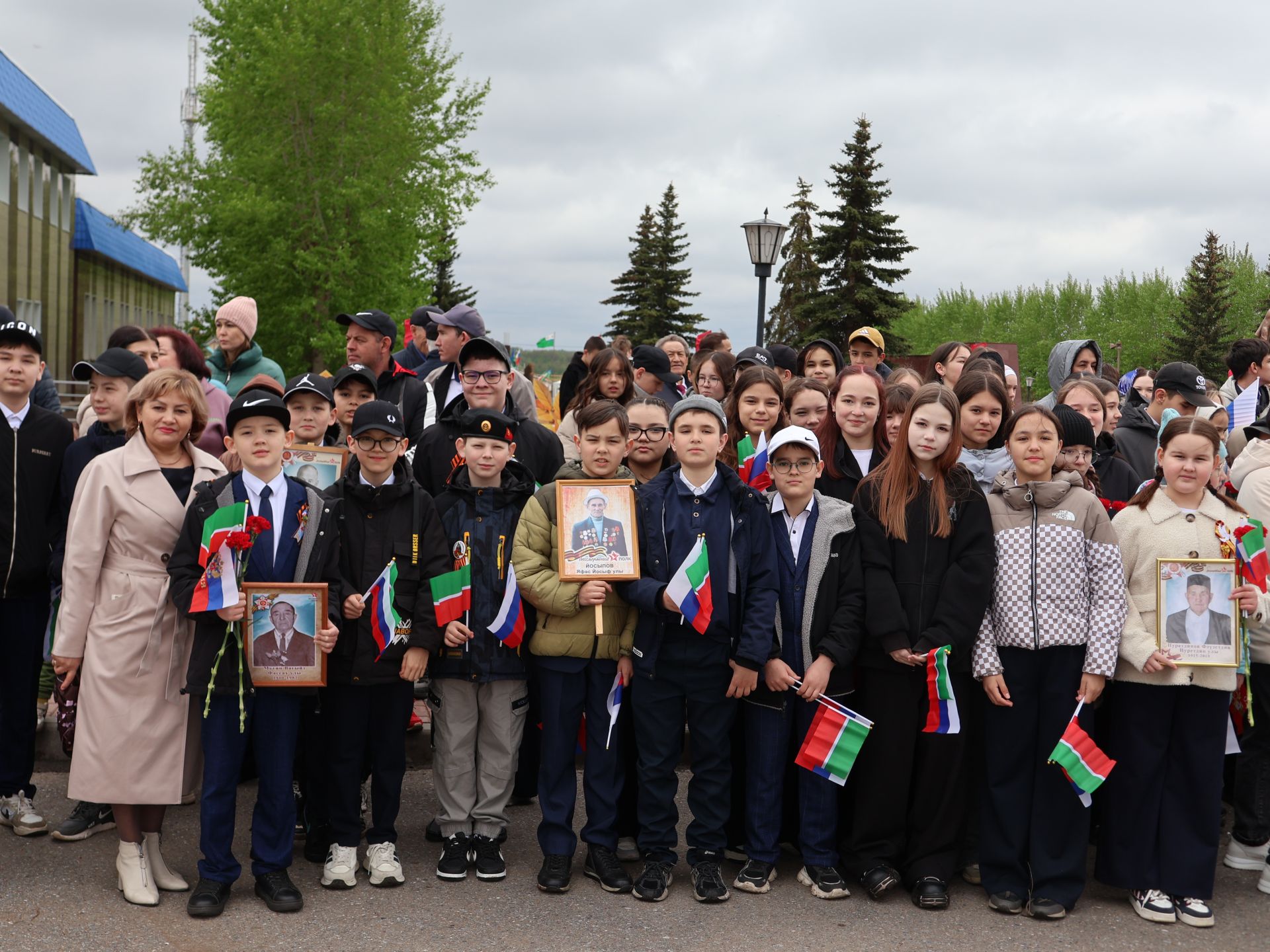Җиңү килде җирне нурга күмеп, Шатлык белән күзне чылатып!