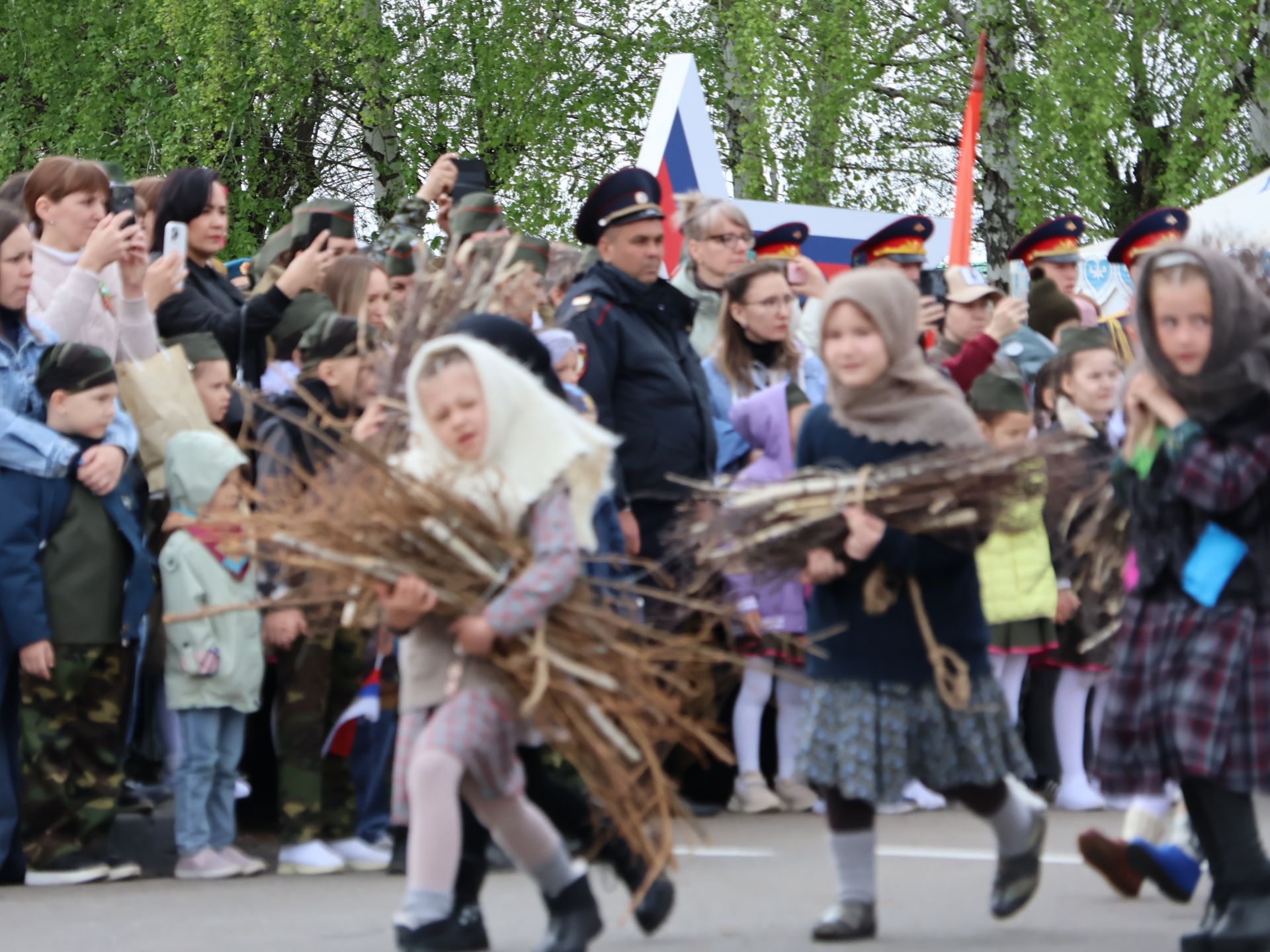 Җиңү килде җирне нурга күмеп, Шатлык белән күзне чылатып!