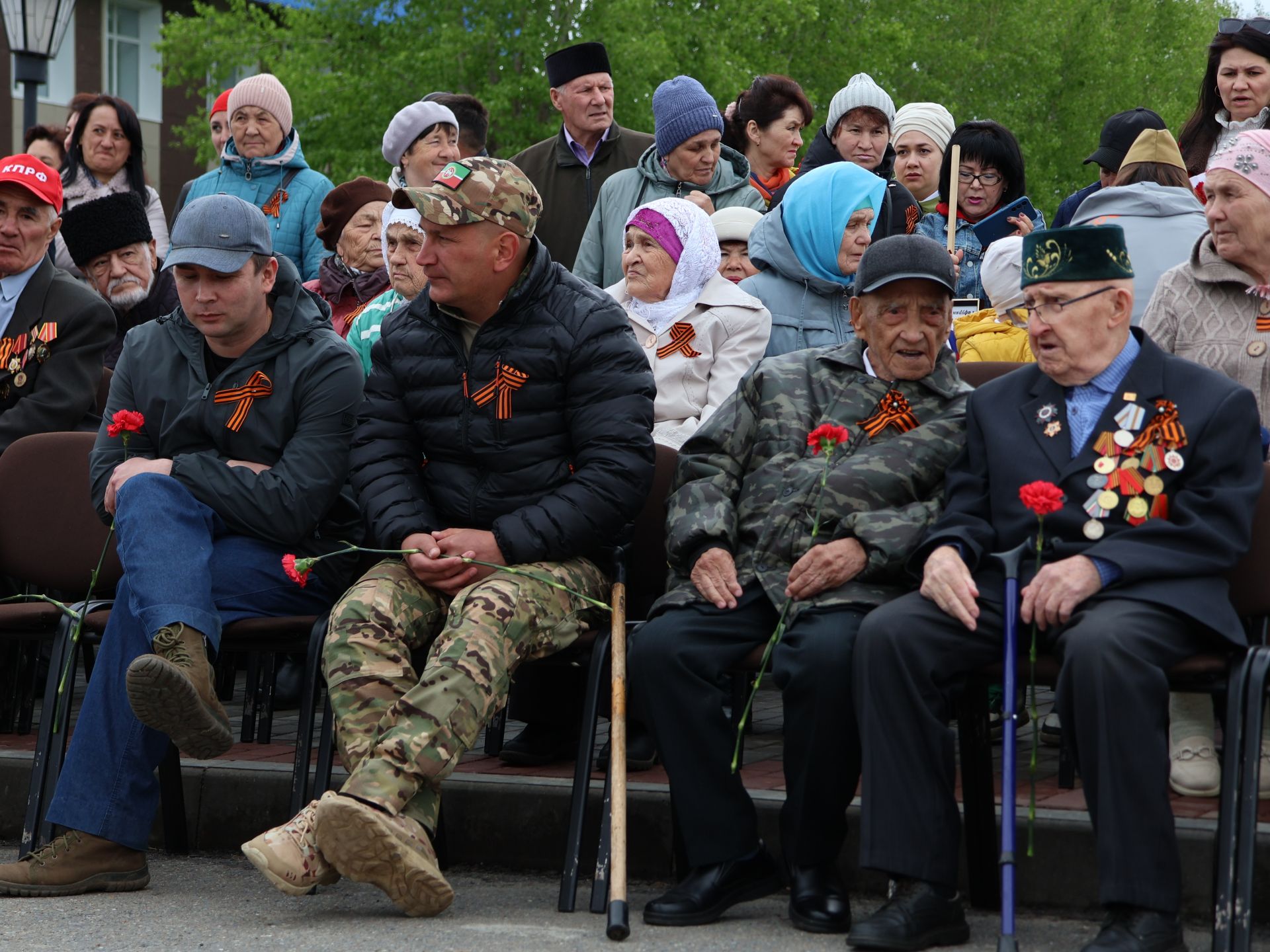 Җиңү килде җирне нурга күмеп, Шатлык белән күзне чылатып!