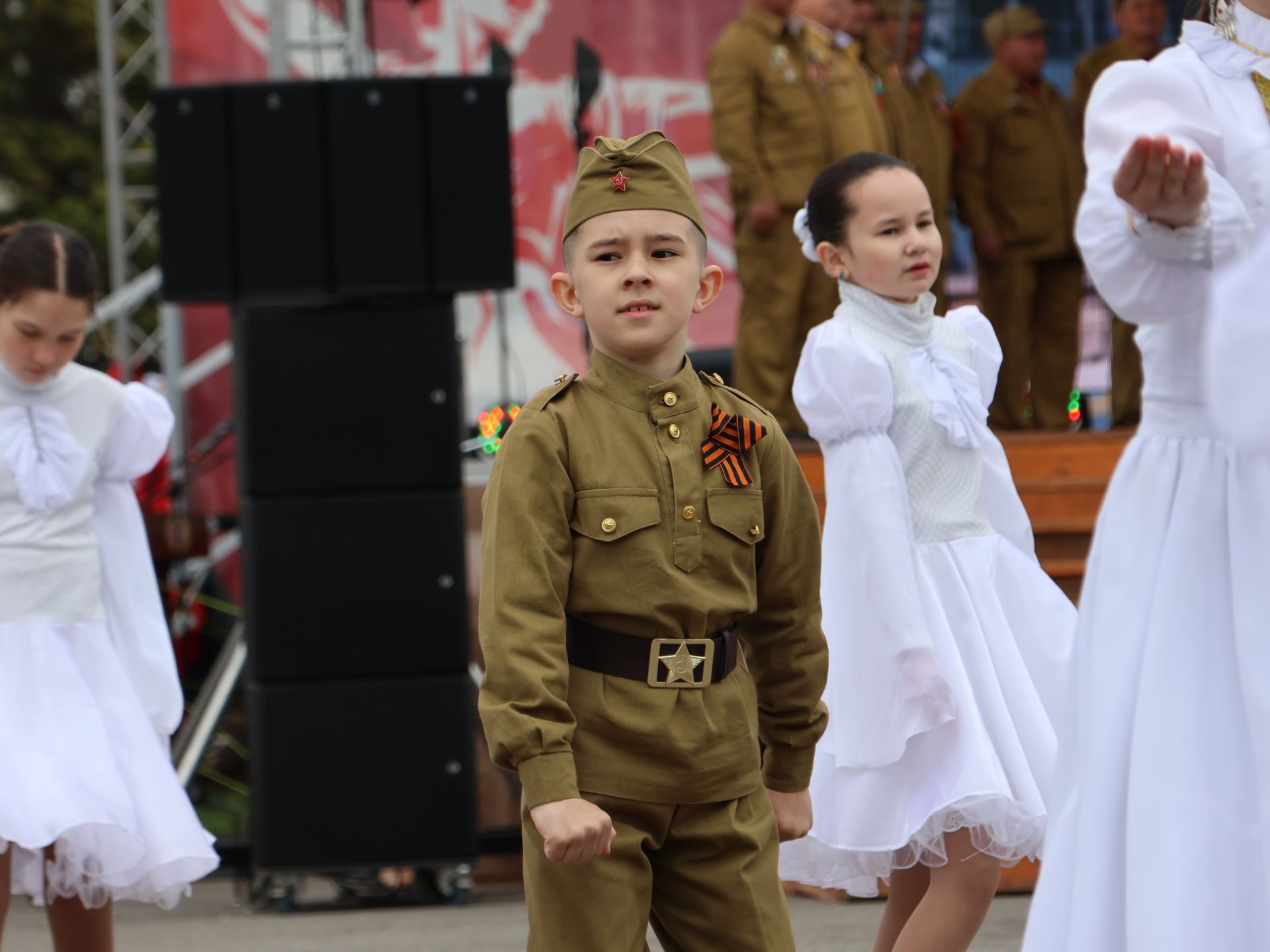 Җиңү килде җирне нурга күмеп, Шатлык белән күзне чылатып!