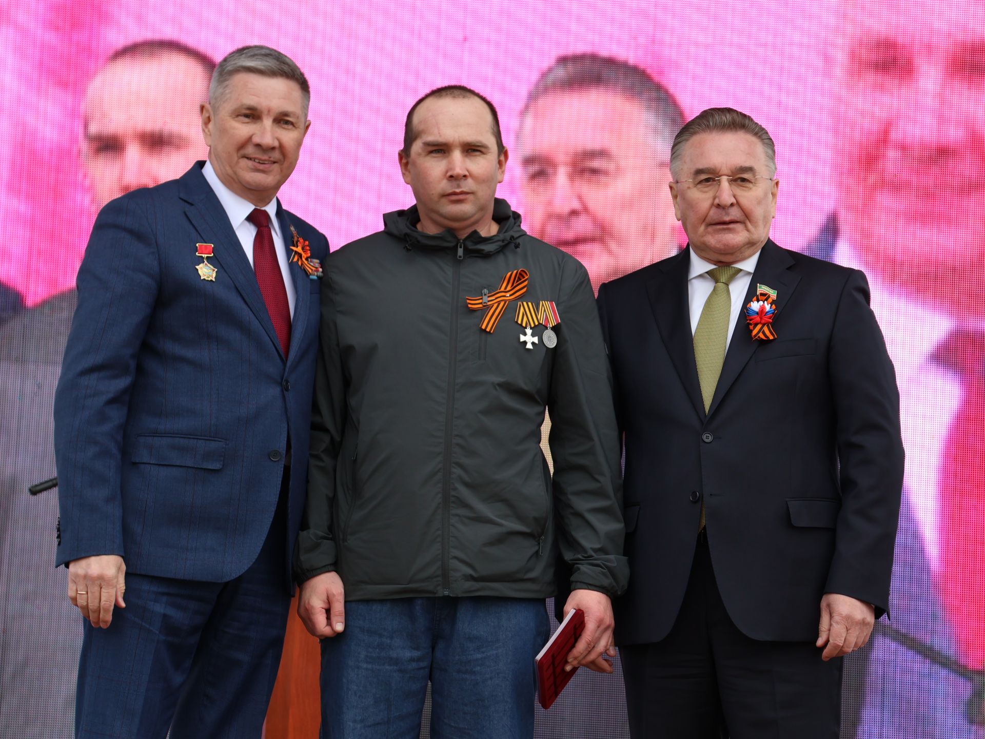 Җиңү килде җирне нурга күмеп, Шатлык белән күзне чылатып!