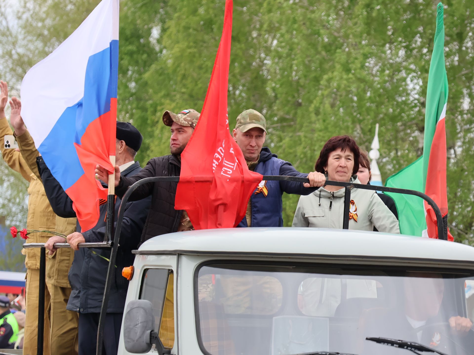 Җиңү килде җирне нурга күмеп, Шатлык белән күзне чылатып!