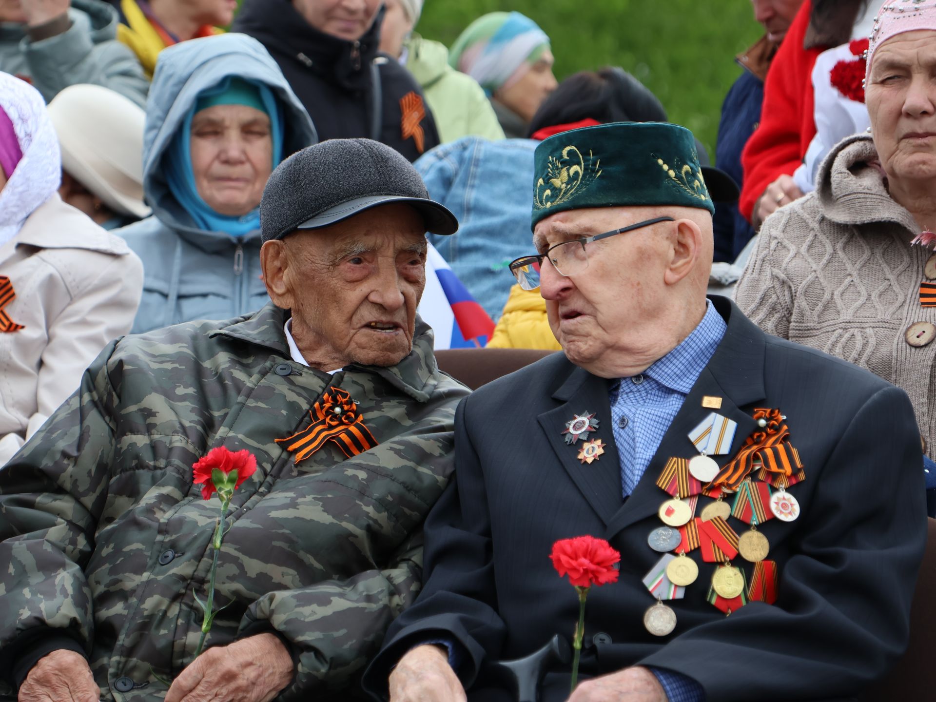 Җиңү килде җирне нурга күмеп, Шатлык белән күзне чылатып!