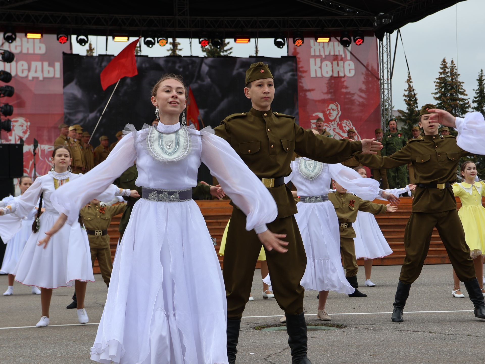 Җиңү килде җирне нурга күмеп, Шатлык белән күзне чылатып!